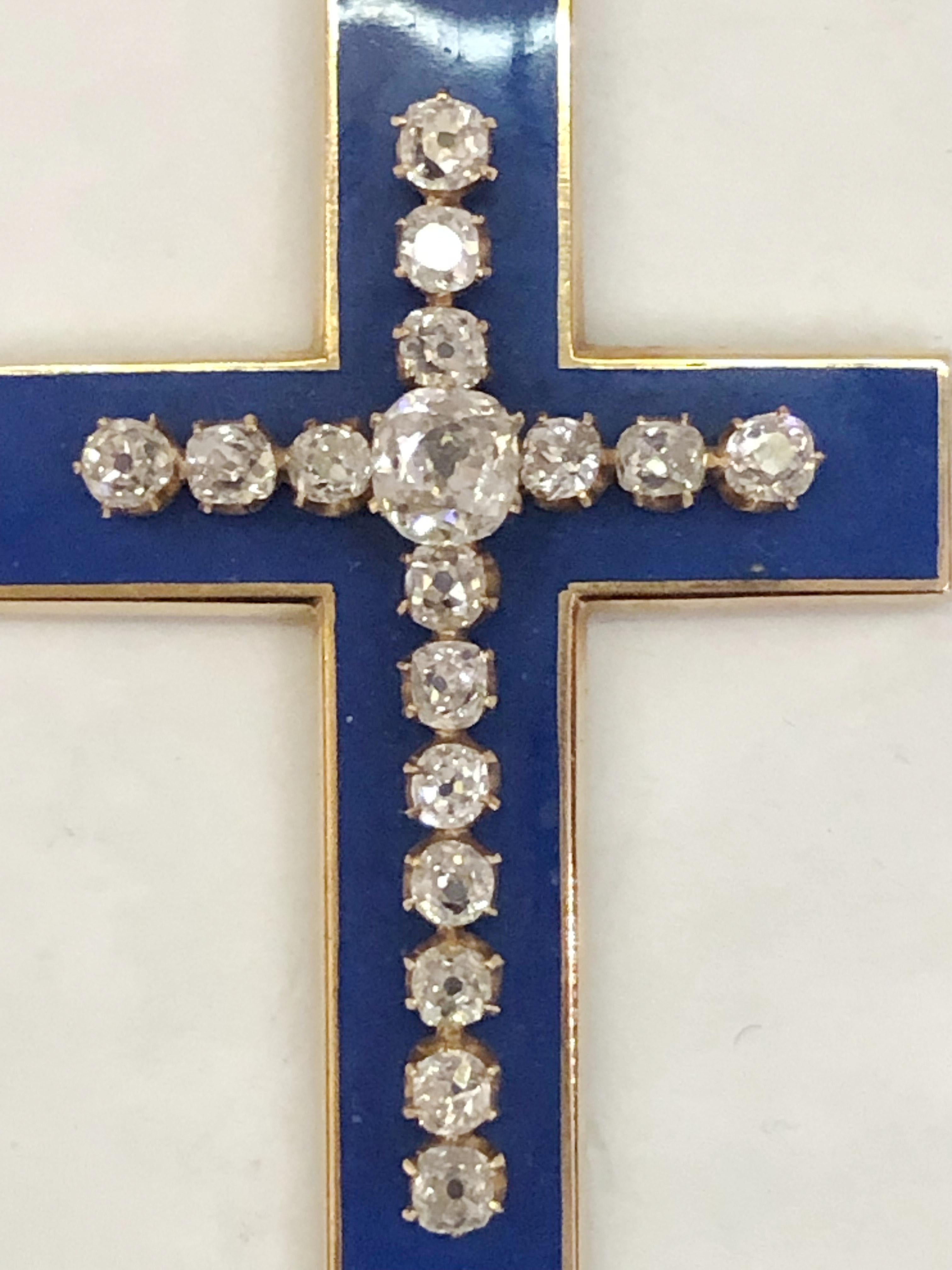 Taille brillant Pendentif croix en or rose 18 carats, émail et diamants en vente