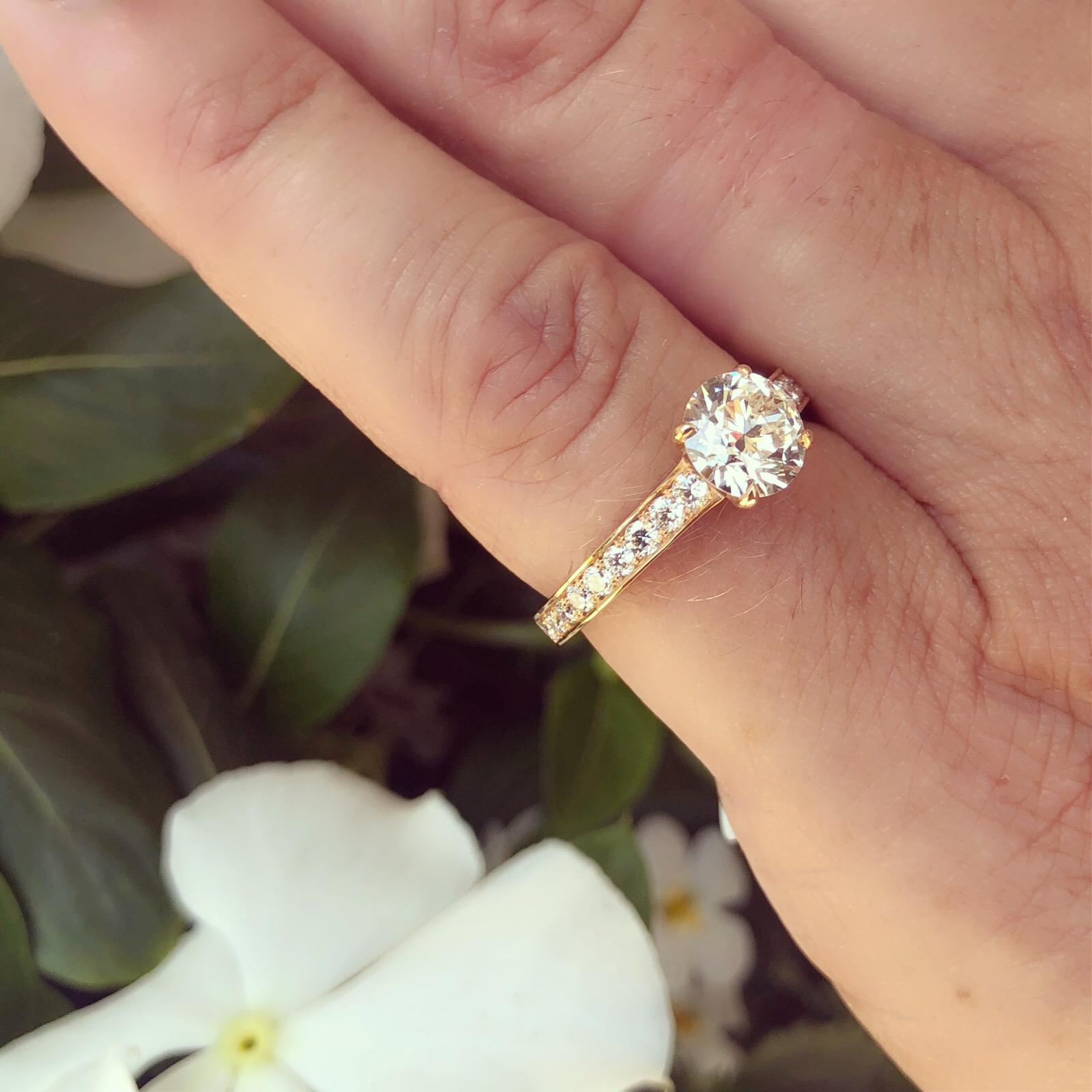 Un design senza tempo con un tocco moderno. Lo splendido oro rosa da 18 carati racchiude un diamante rotondo taglio brillante classificato GIA da 1,18 carati, affiancato da altri 18 diamanti per un peso totale di 0,40 carati. Il design creativo