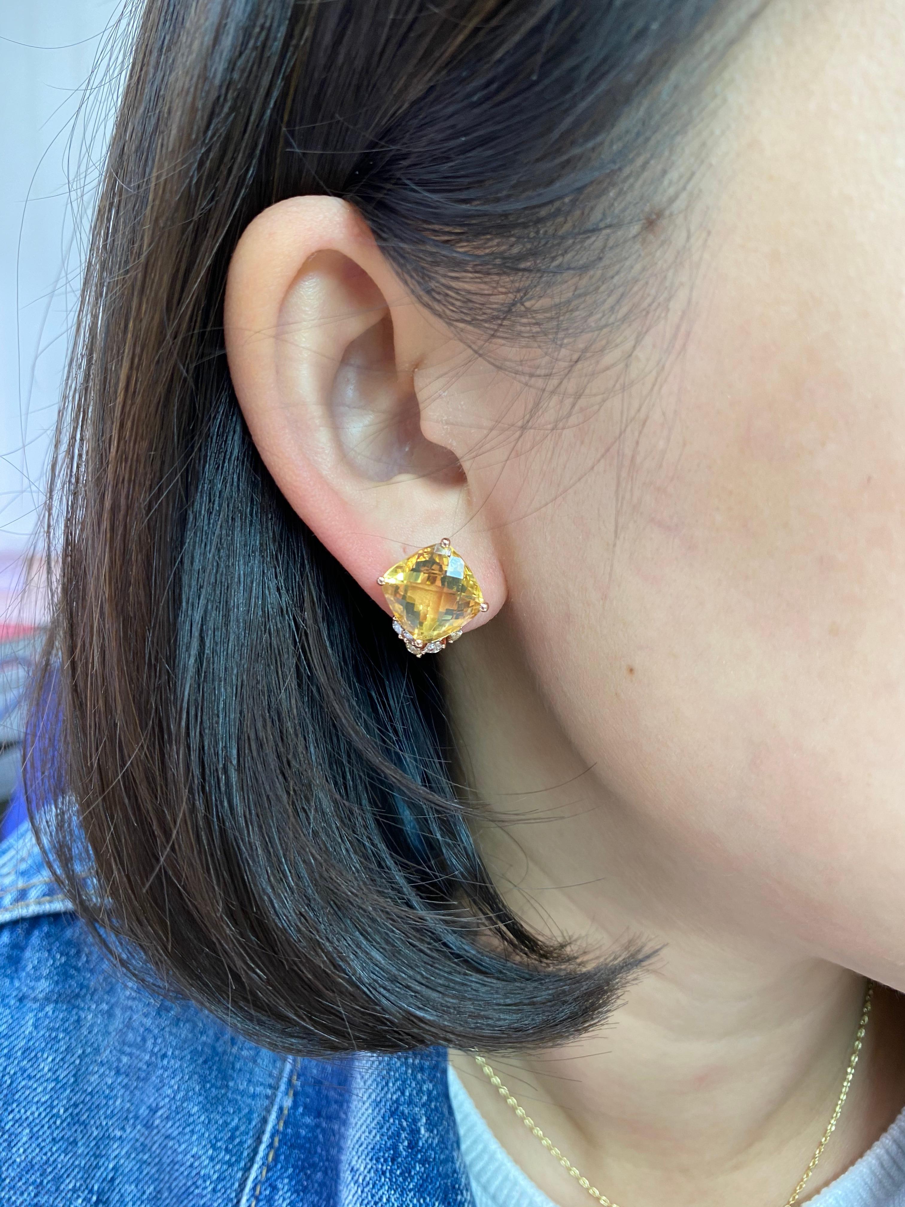 Regardez la vidéo HD ! Voici une paire de boucles d'oreilles impressionnantes. Simple mais avec un design avant-gardiste. Les boucles d'oreilles sont serties d'or rose 18 carats et de diamants. Cette monture est composée de 0,49 carats de diamants