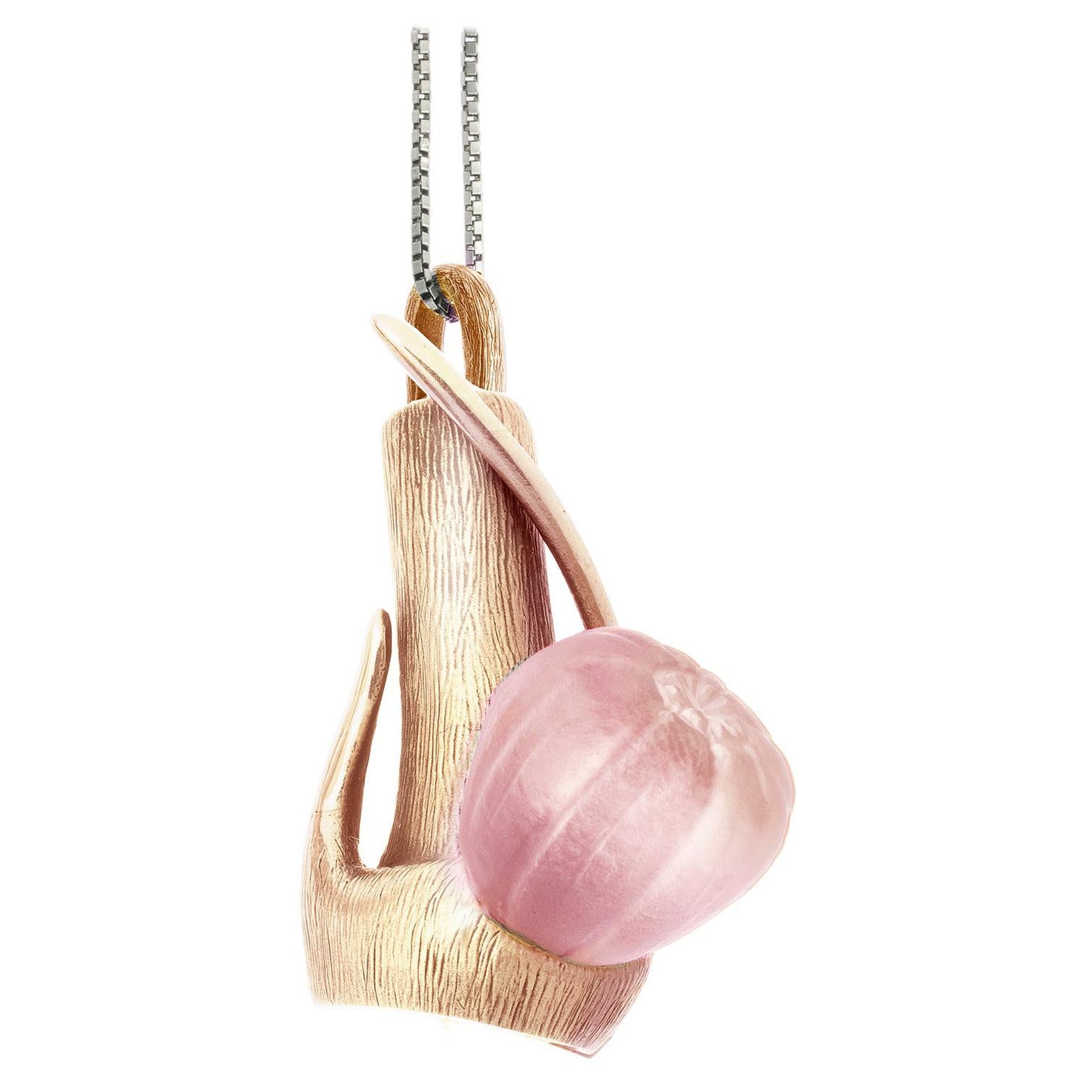 Collier pendentif figue en or rose dix-huit carats de l'artiste présenté dans Vogue en vente