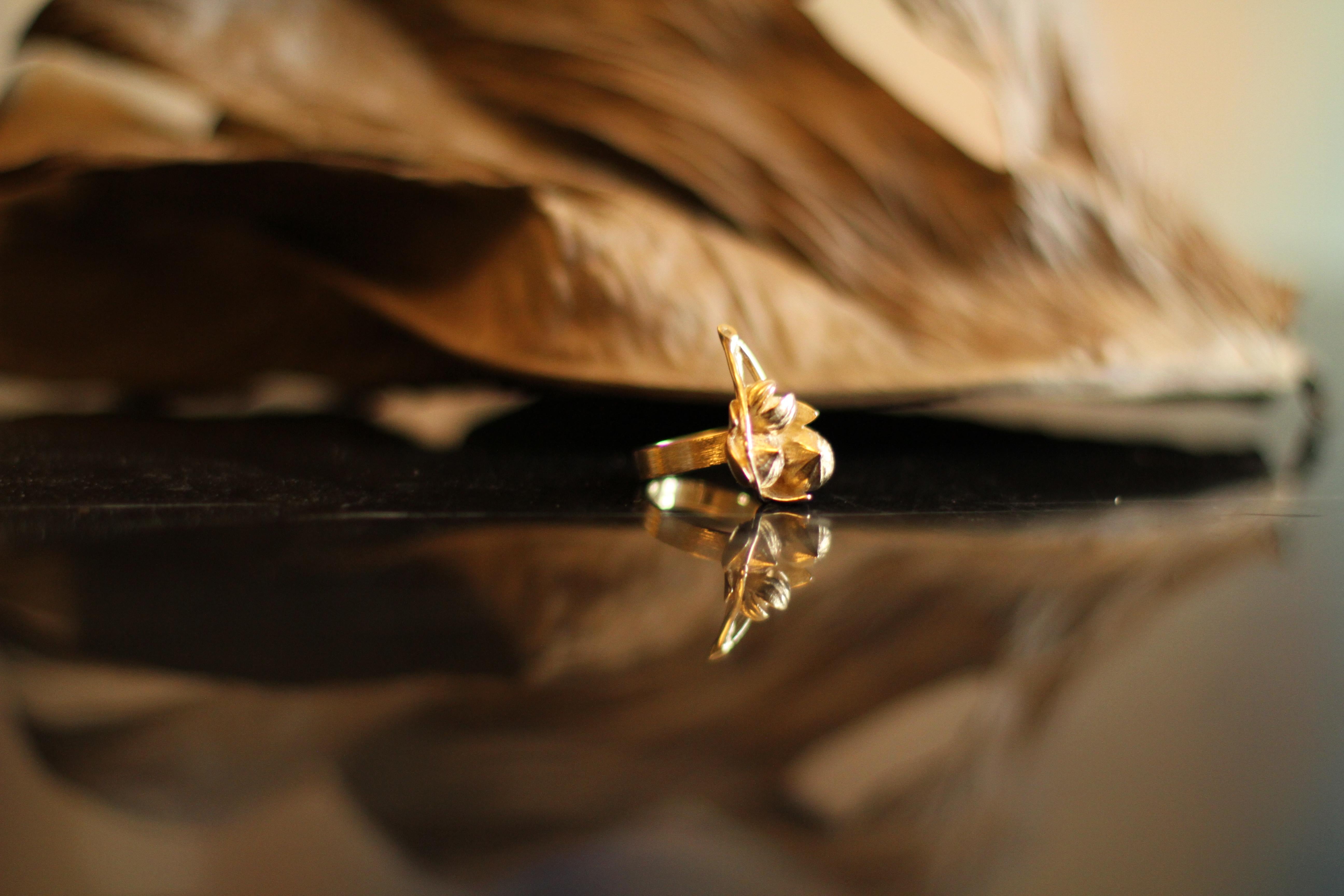 Art nouveau Collier pendentif figue en or rose 18 carats de l'artiste présenté dans Vogue en vente