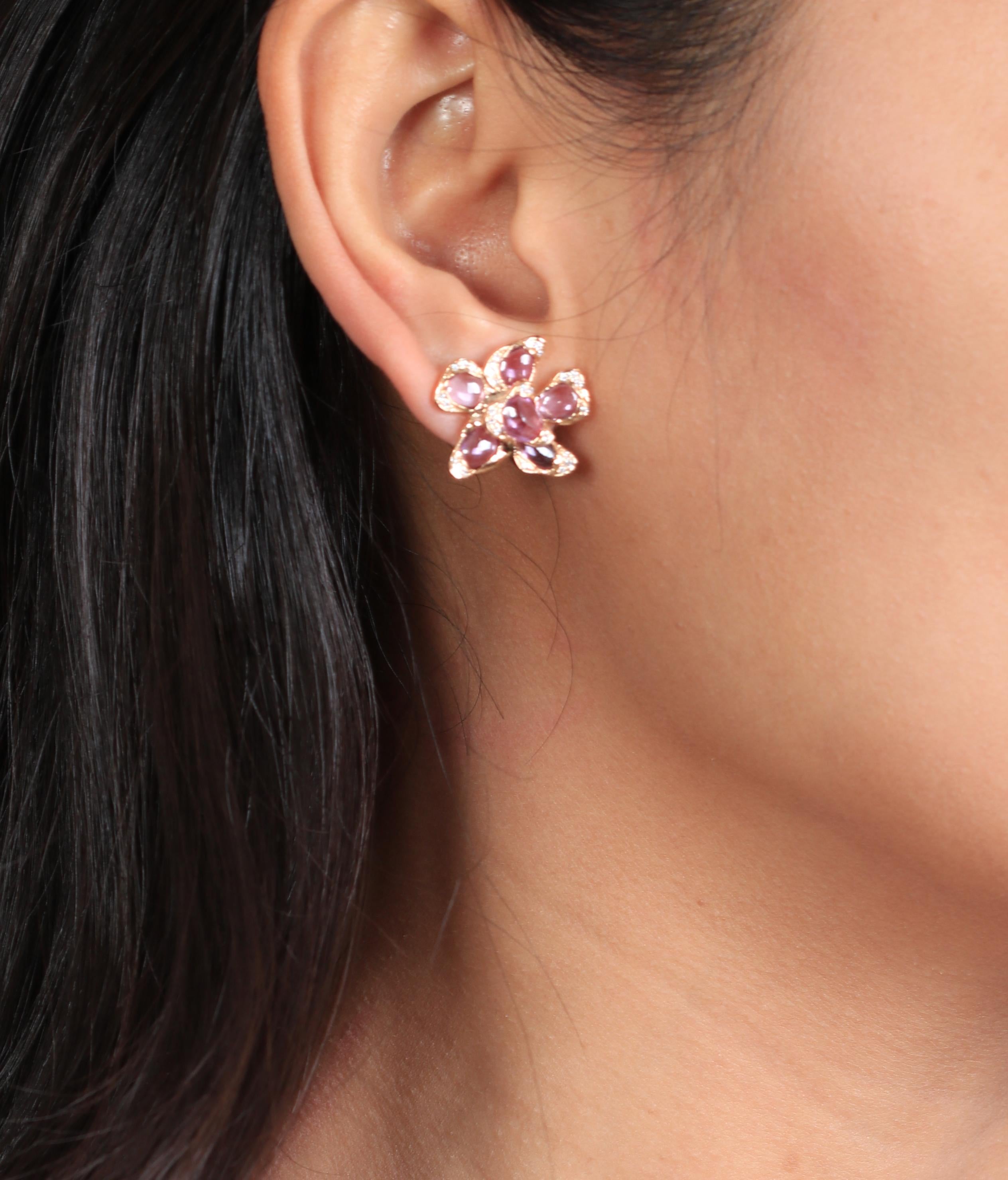 18 Karat Rose Gold Flower Earrings with Pink Sapphires In New Condition In Abu Dhabi, Abu Dhabi