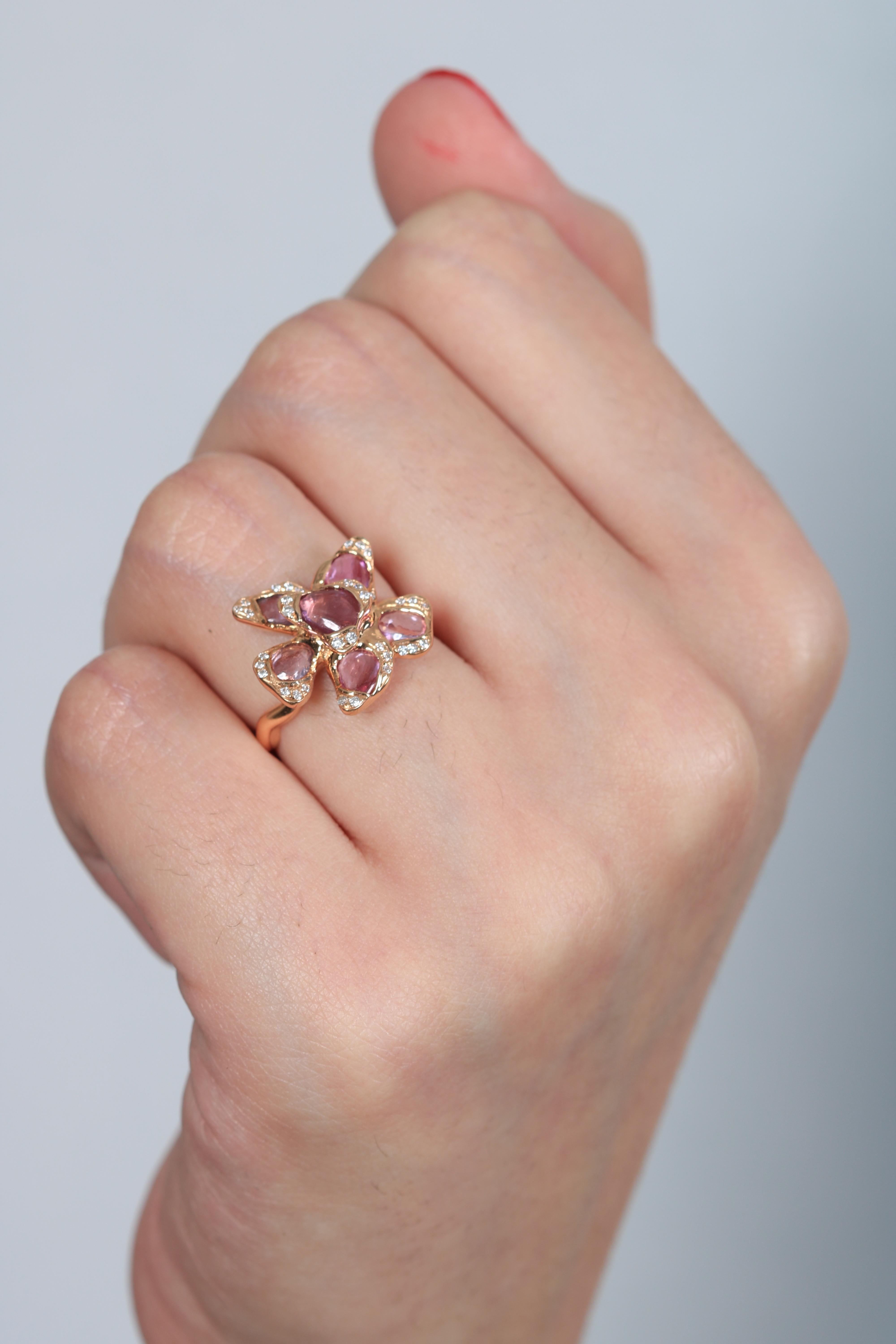18 Karat Rose Gold Flower Ring with Pink Sapphires In New Condition In Abu Dhabi, Abu Dhabi
