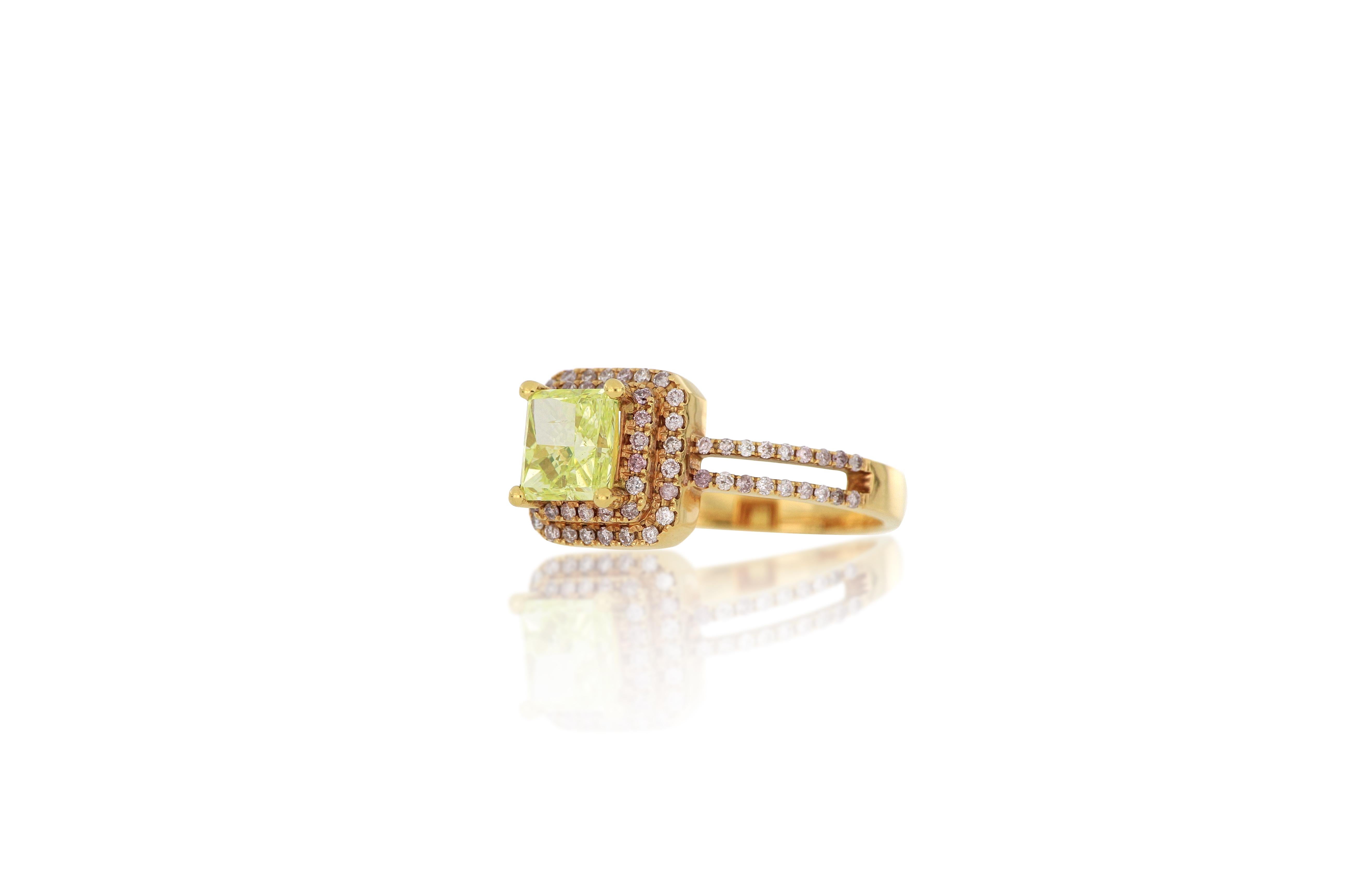 Contemporain Bague à la mode en or rose 18 carats et diamants jaunes verts certifiés GIA en vente