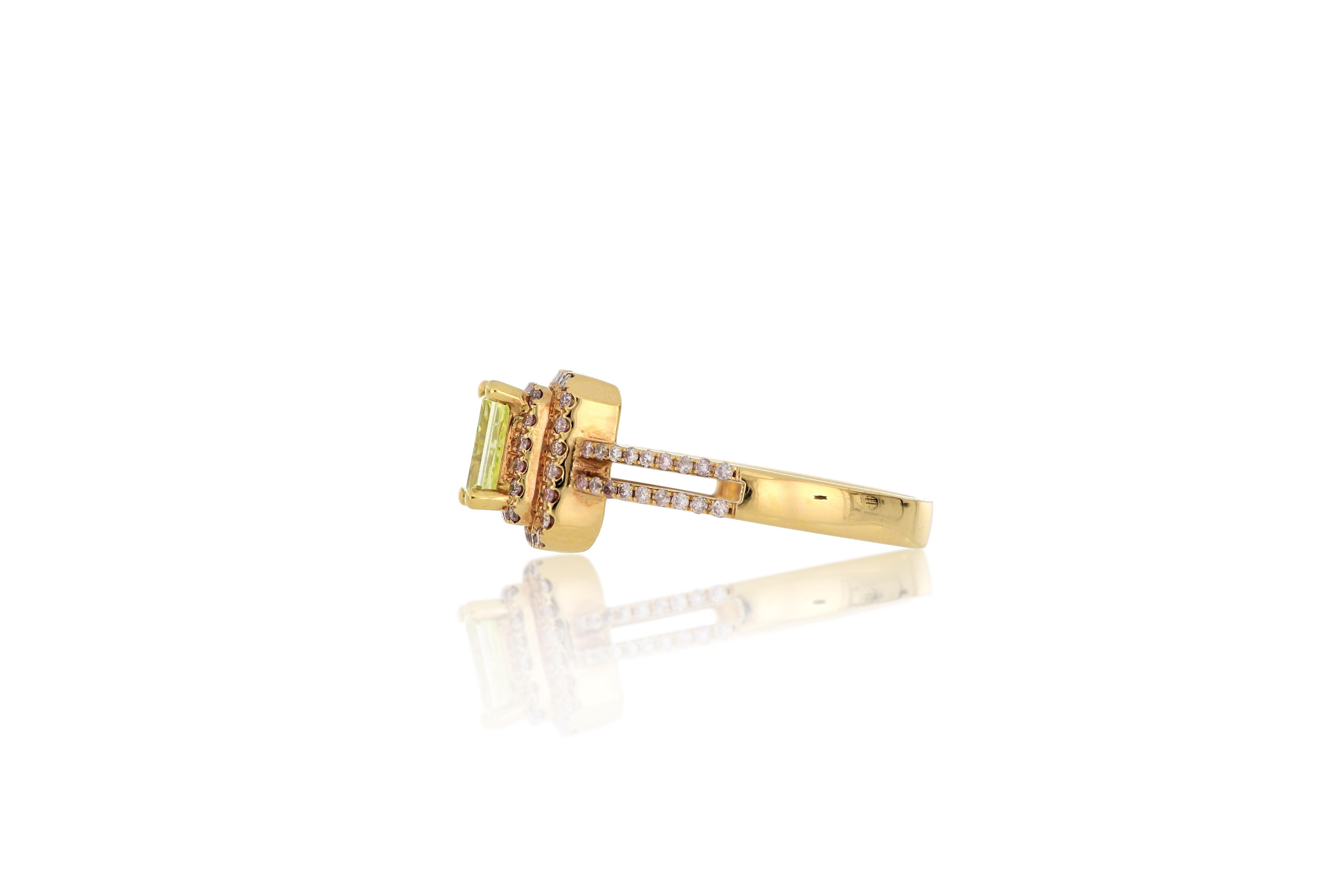 Taille carrée Bague à la mode en or rose 18 carats et diamants jaunes verts certifiés GIA en vente