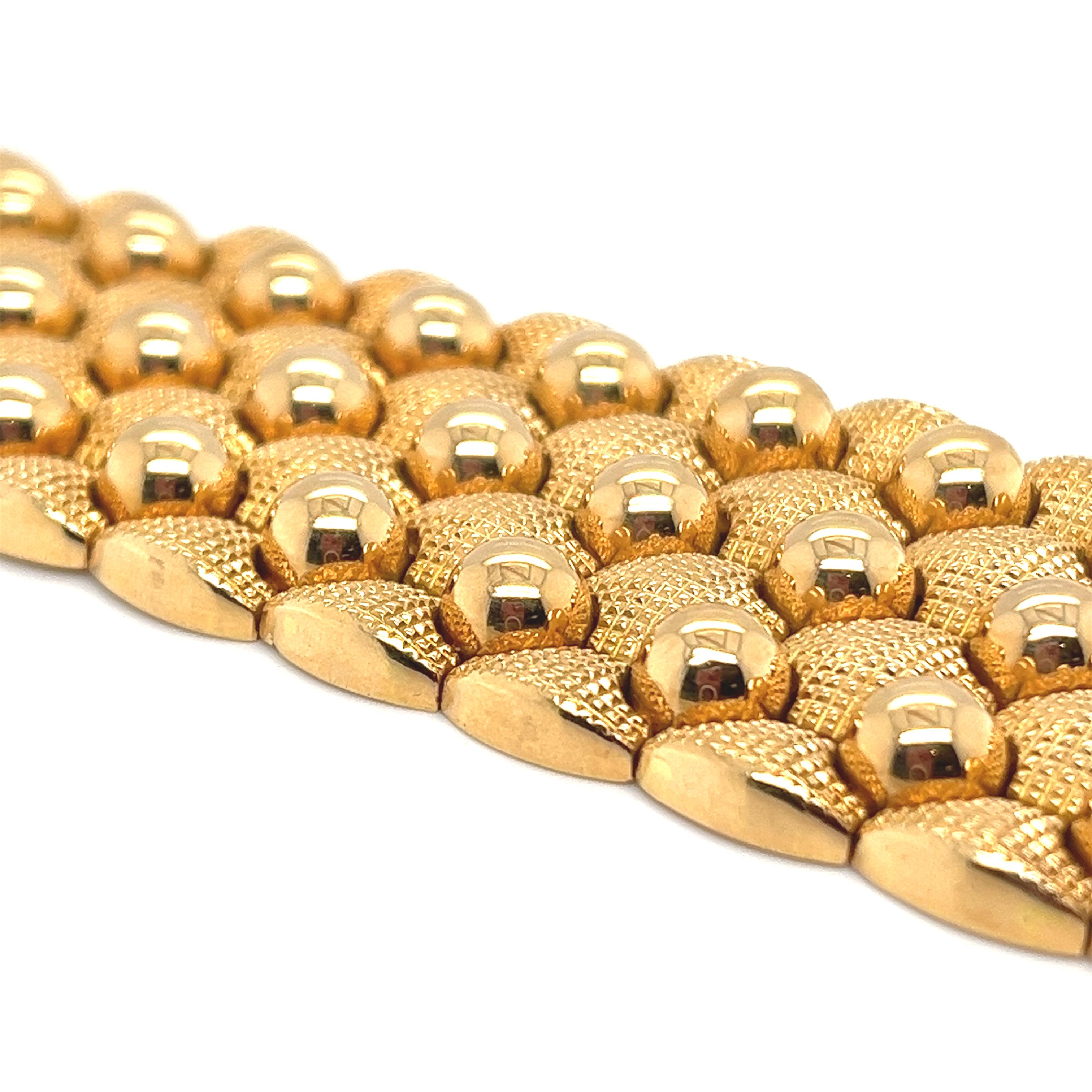 Einzigartiges italienisches Retro-Armband aus 18 Karat Roségold, 1940er Jahre.
Das breite, flexible Armband aus 18 Karat Roségold besteht aus guillochierten Goldgliedern, die mit hochglanzpolierten Goldperlen durchsetzt sind. Sie wird durch eine