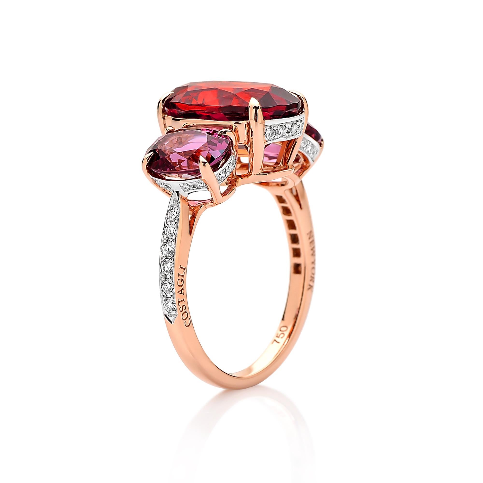 Einzigartiger Ring mit ovalem Mandarin-Granat, flankiert von ovalen Mahenge-Rhodolith-Granaten, gefasst in 18-karätigem Roségold mit runden Brillanten in Pave-Fassung.

Die tiefen, satten Farbtöne des Mandarin-Granats und des Rhodolith-Granats,