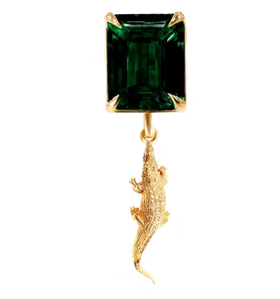 This contemporary Mesopotamian Brooch is crafted from 18 karat rose gold with a rectangular-cut Chrome Diopside (9x7mm) at its center. It is part of the new Mesopotamia collection, designed by oil painter Polya Medvedeva from Berlin. The Brooch