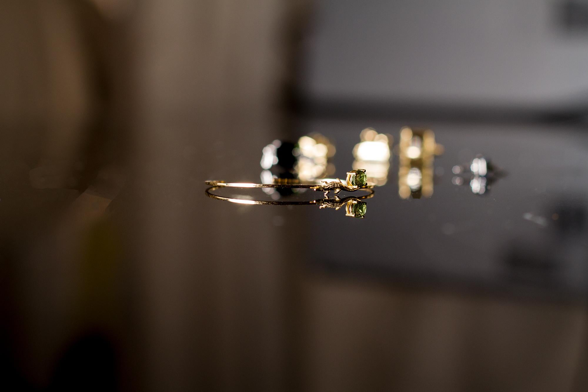 Ce bracelet mésopotamien contemporain en or rose 18 carats est incrusté de saphir vert ovale.

Vous pouvez commander cette pièce en or blanc, rose ou jaune, avec spinelle, saphir, grenat rhodolite, émeraude, tourmaline Paraiba, tanzanite ou les