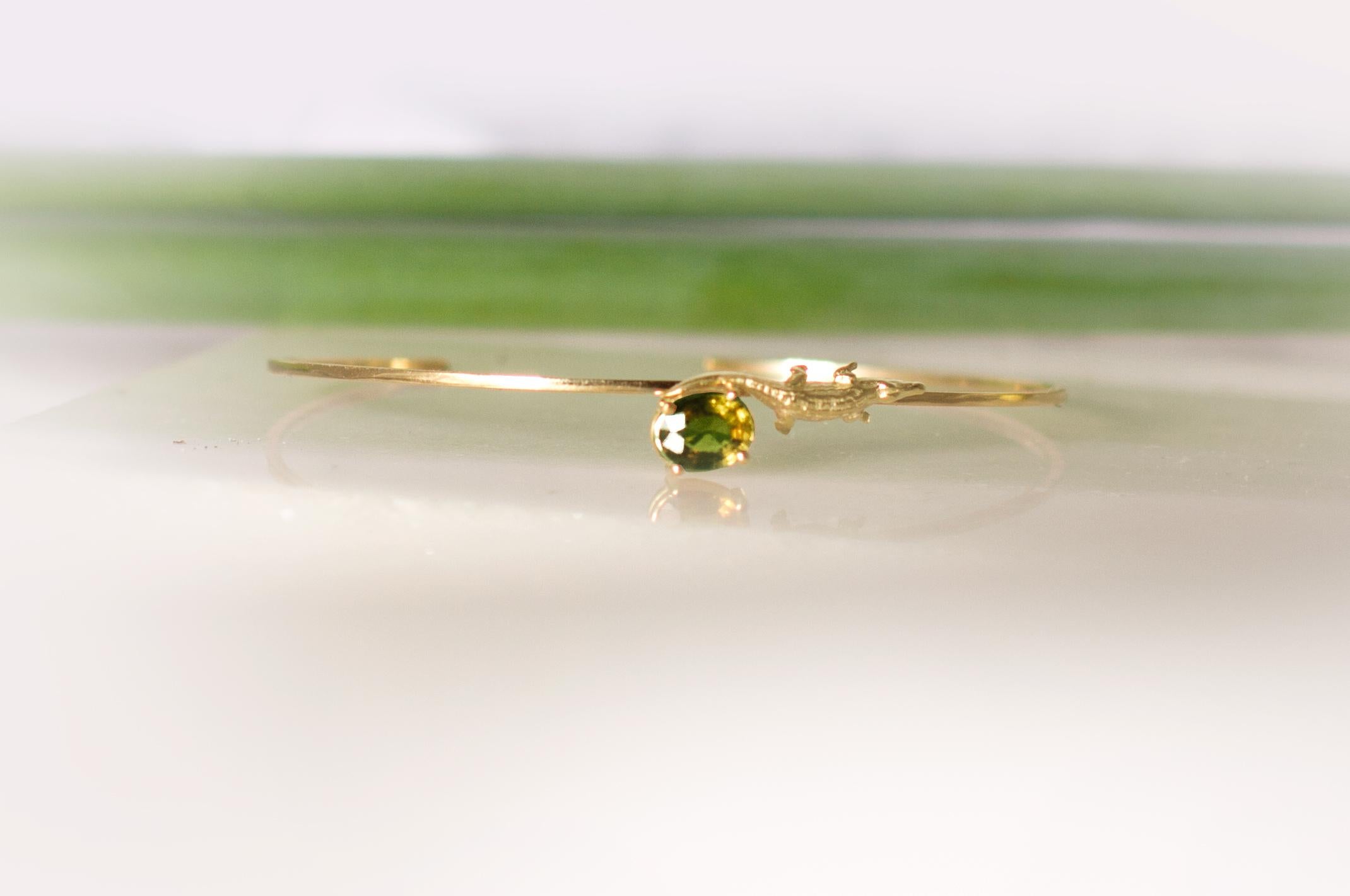 Bracelet mésopotamien en or rose 18 carats avec saphir vert en vente 3