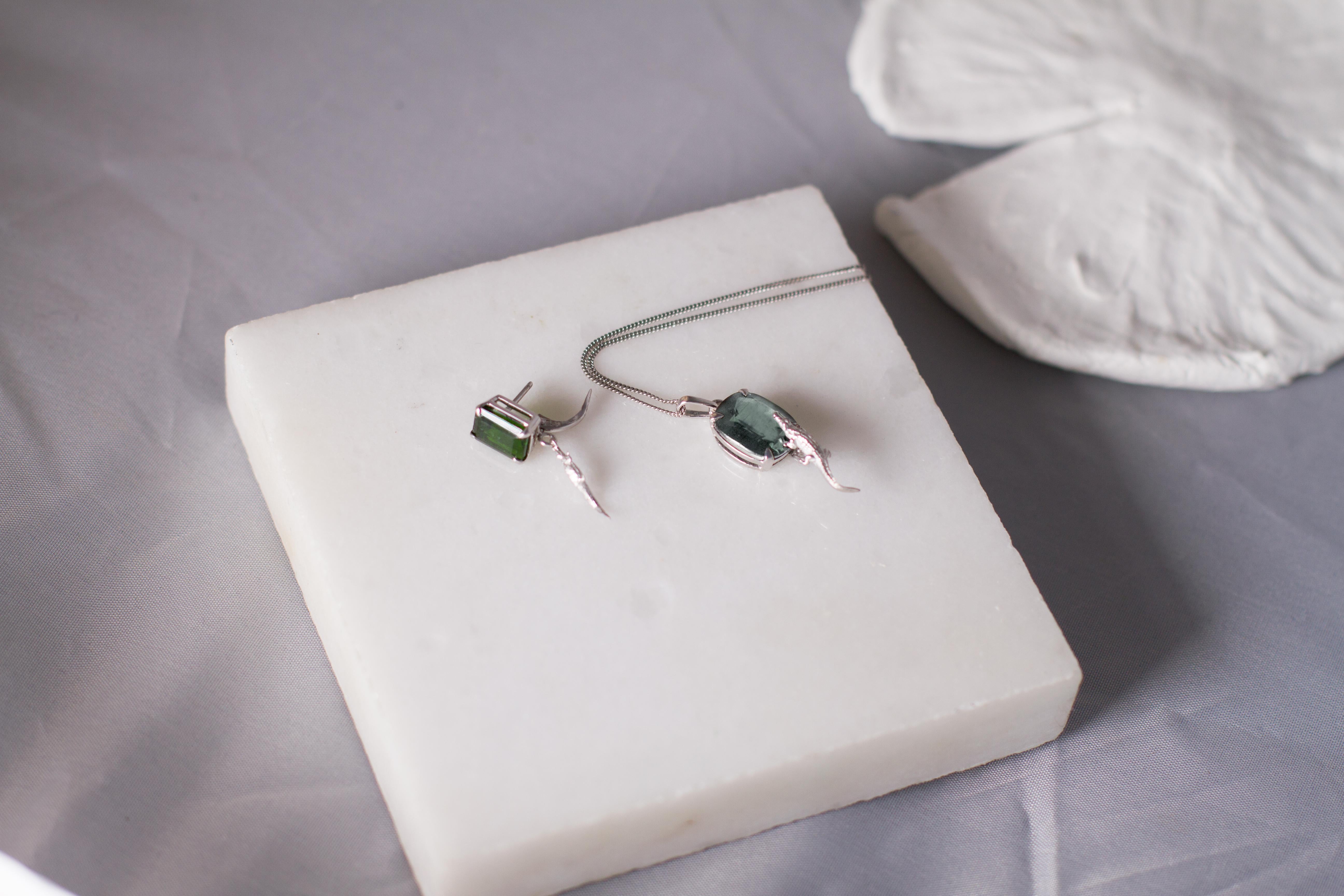 Taglio cuscino Collana con ciondolo Mesopotamico in oro rosa a diciotto carati e tormalina Paraiba in vendita