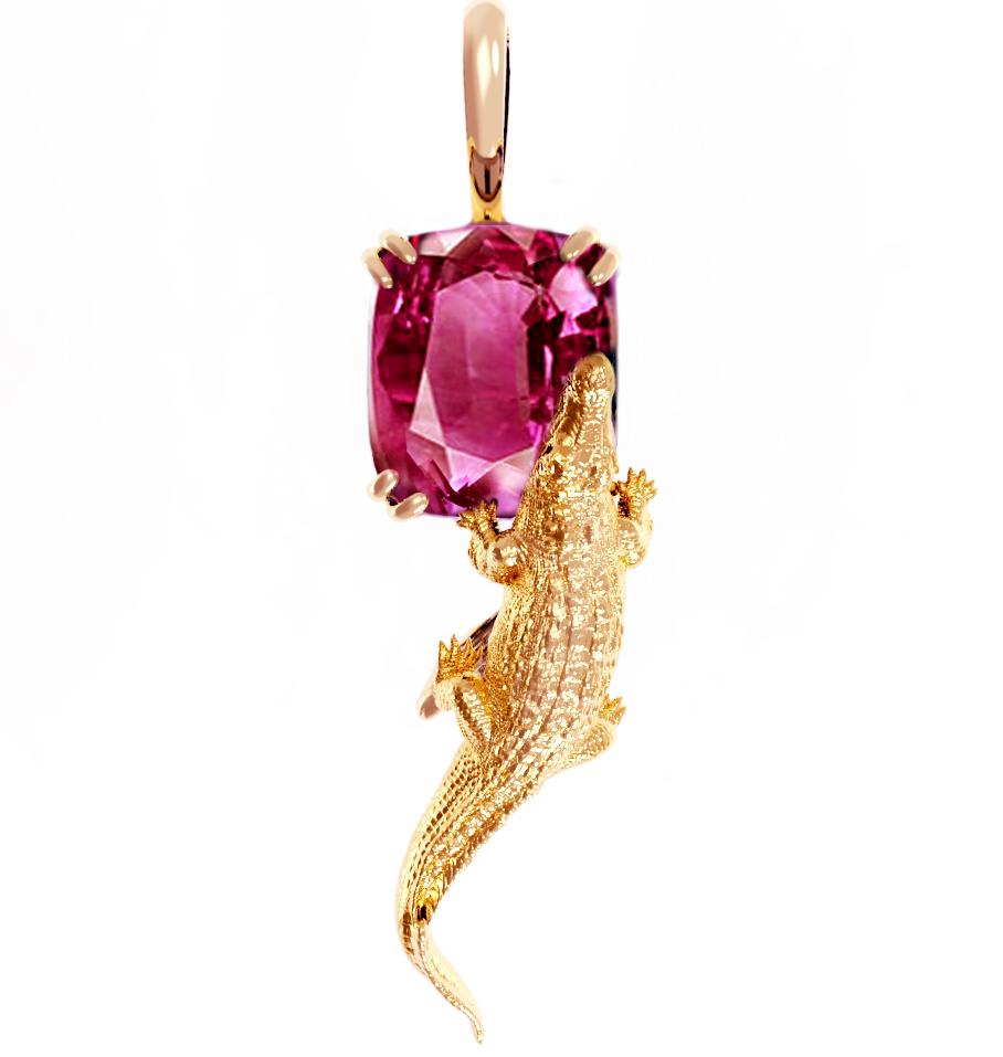 Taille coussin Collier à pendentif mésopotamien en or rose 18 carats avec tourmaline rose en vente