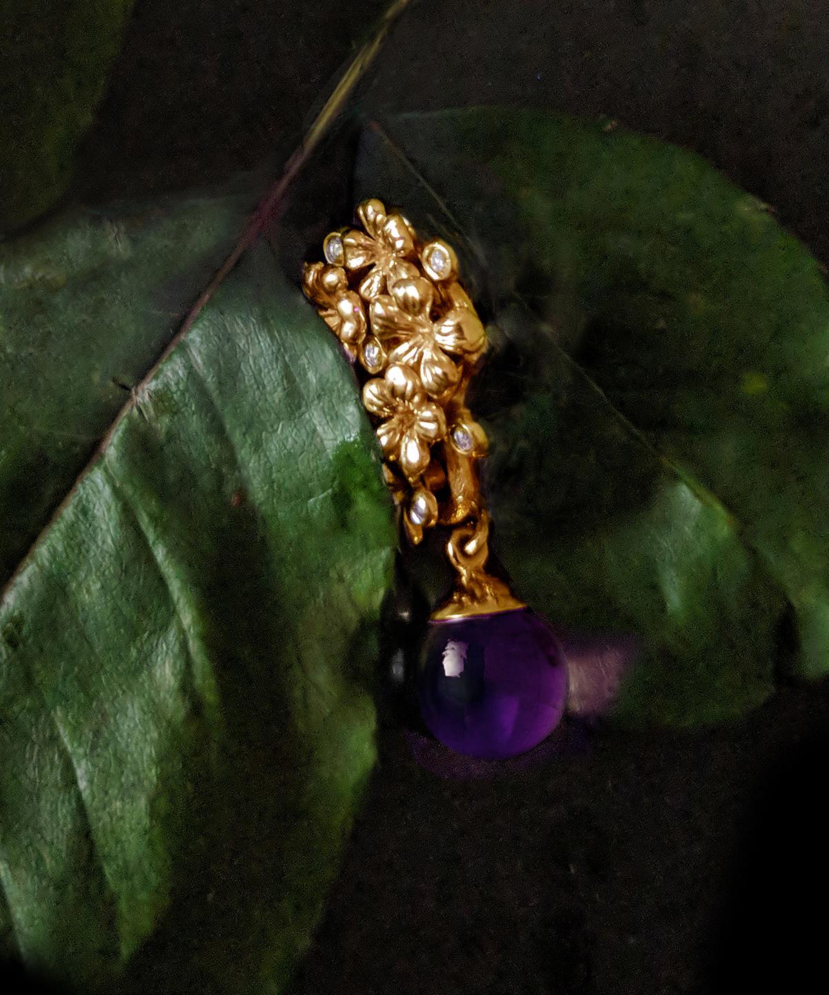 This Plum Blossom brooch is made with 18 karat rose gold, encrusted with 5 round diamonds and a removable cabochon amethyst. It has been featured in a Vogue UA review and we take pride in using top-quality natural diamonds (VS, F-G) sourced from a