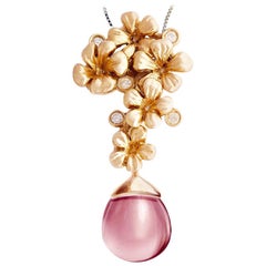 Collier pendentif moderne en or rose 18 carats et diamants, présenté dans Vogue