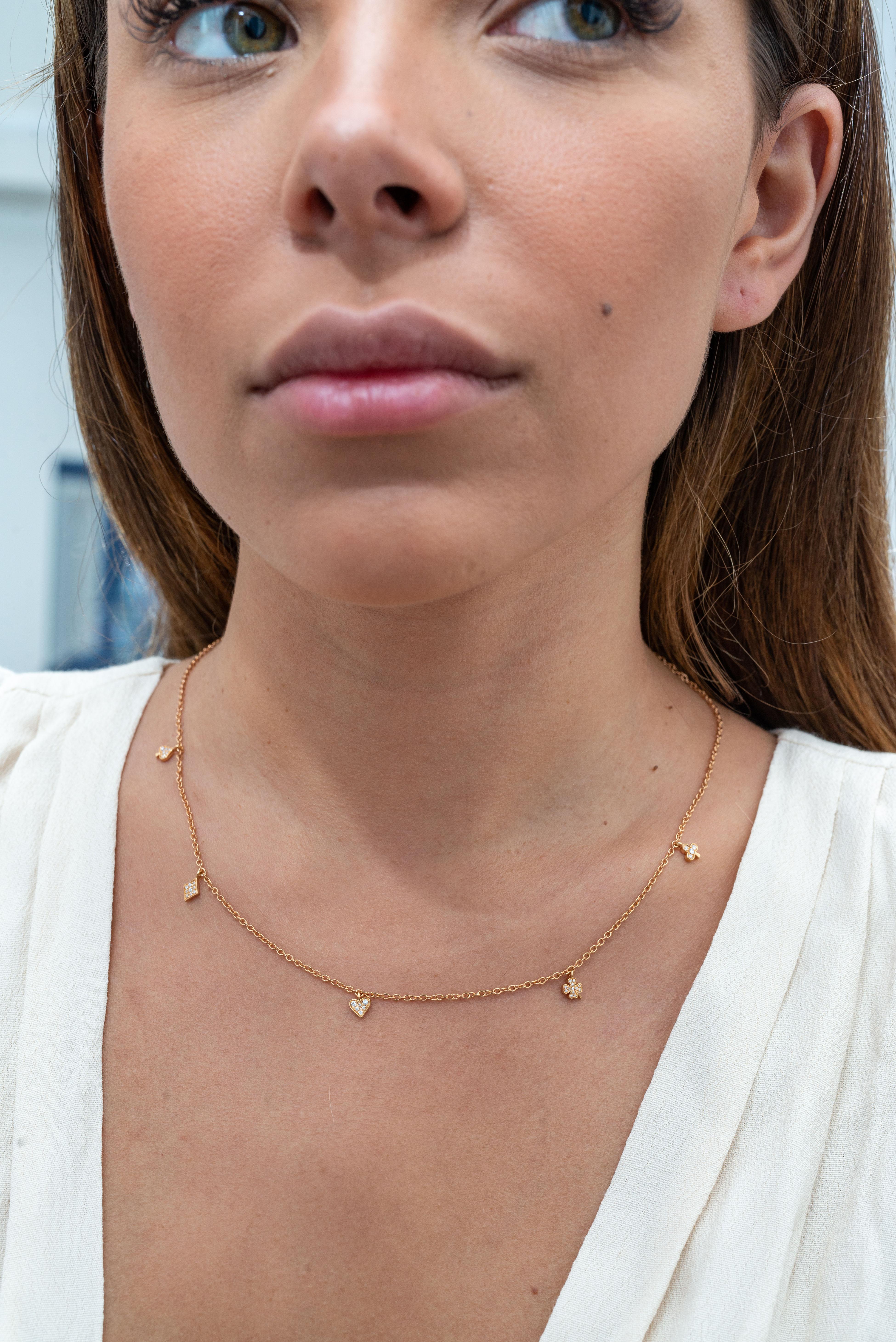 Il ciondolo in oro rosa 18 carati è della Jackpot Collection. Questa bellissima collana è decorata con diversi simboli che rappresentano la nostra collezione di Jackpot. Ogni ciondolo è decorato da diamanti rotondi incolori per un totale di 0,13