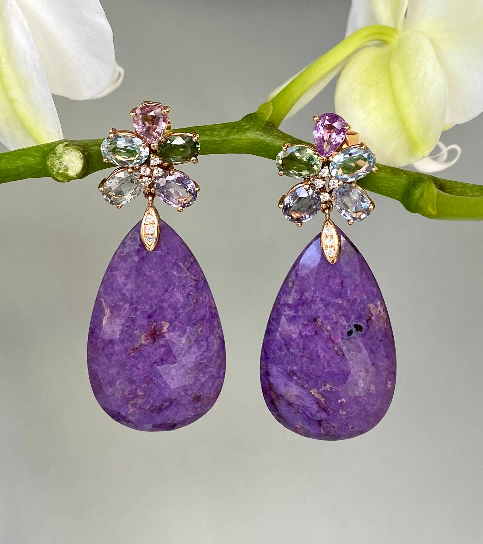Superbes boucles d'oreilles pendantes composées de fleurs de saphir multicolores, de sugilite violette en forme de poire et de diamants, fabriquées à la main en or rose 18 carats.

Ces boucles d'oreilles uniques en leur genre, composées de saphirs