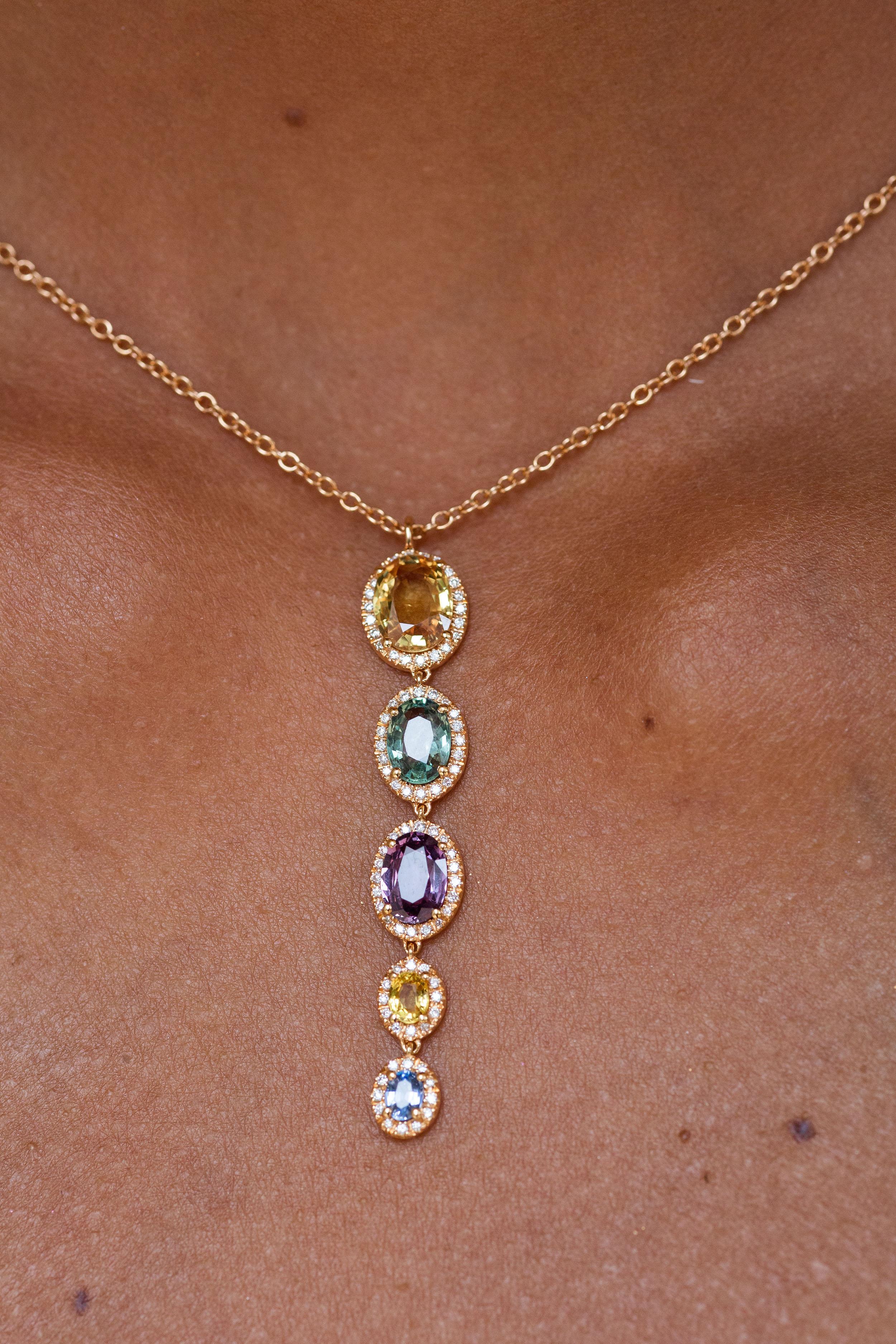 Anhänger aus 18 Karat Roségold stammt aus der Riad-Kollektion. Diese schöne Halskette besteht aus 5 ovalen, mehrfarbigen Saphiren von insgesamt 3.6 Karat und weißen Diamanten von insgesamt 0,27 Karat. Das Gesamtgewicht des Metalls beträgt 5,70 g.