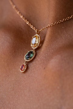 Pendentif en or rose 18 carats avec saphir ovale et diamants