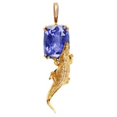 Collier pendentif en or rose dix-huit carats avec saphir bleu vif de Ceylan