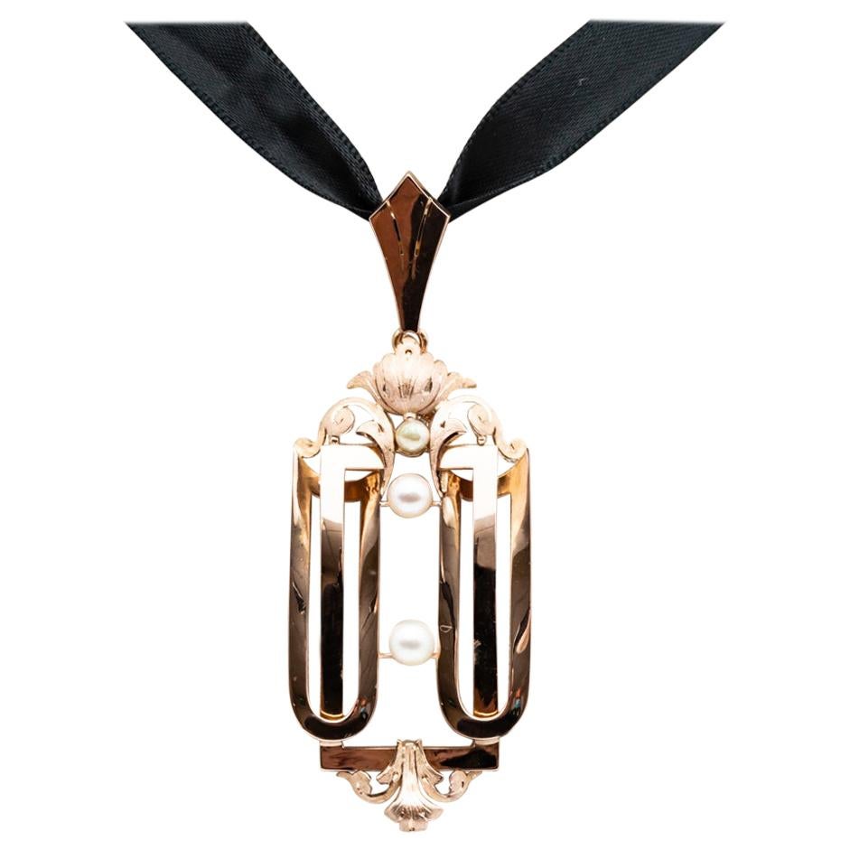 18 Karat Rose Gold Pendant with 3 Fine Pearls