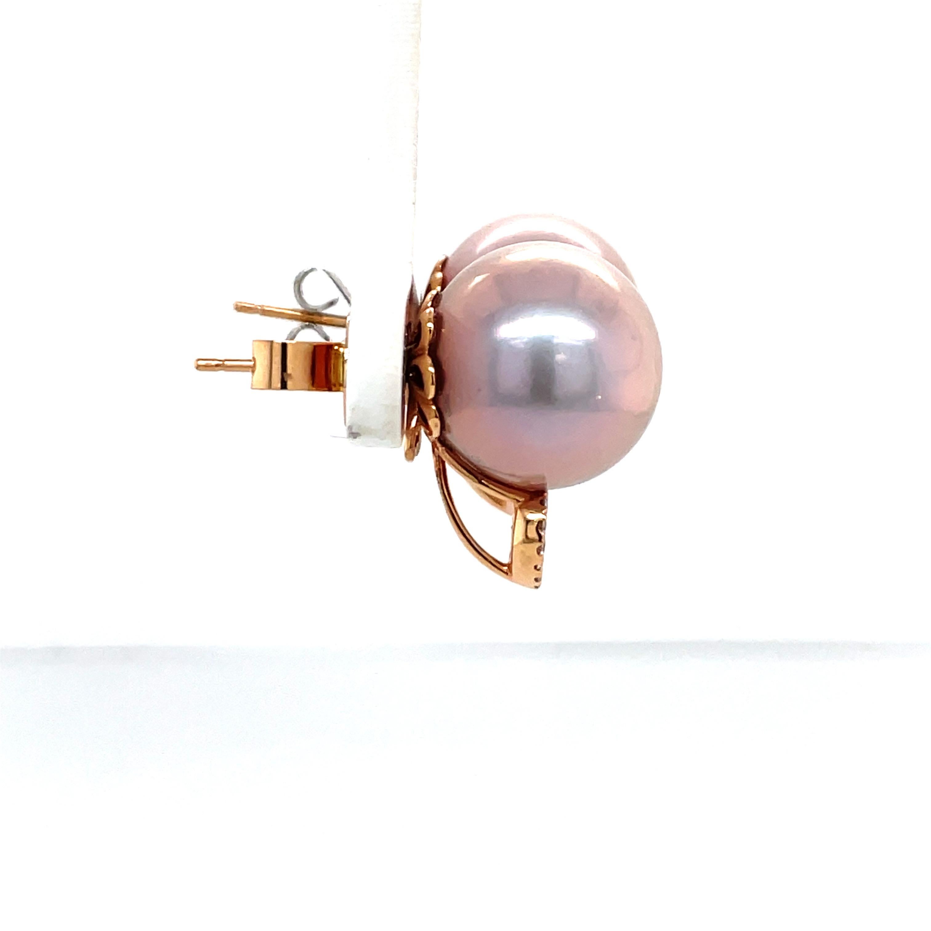 Boucles d'oreilles en or rose 18 carats avec perles d'eau douce et diamants de 0,27 carat en vente 1