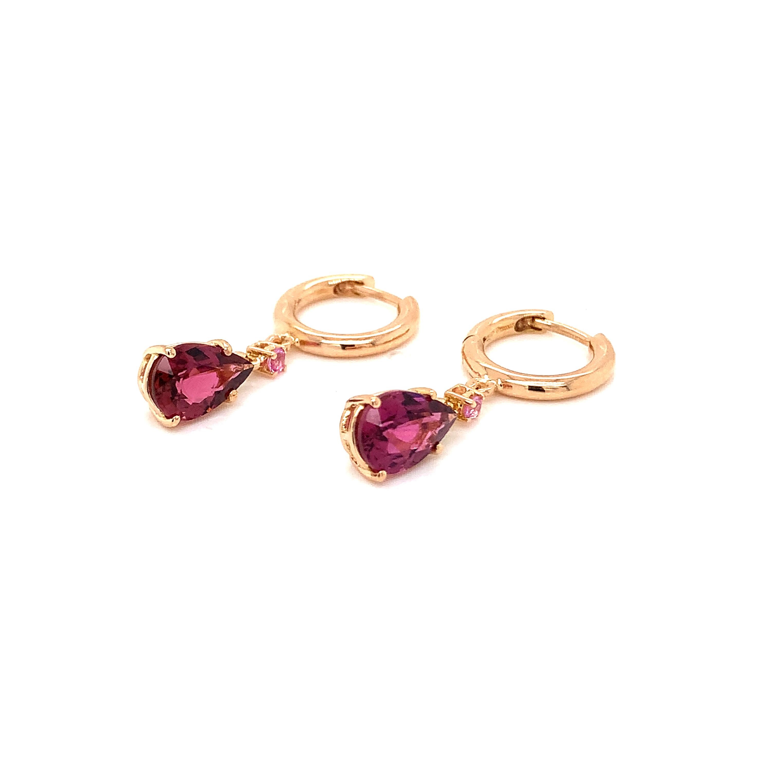 Élevez votre élégance avec les boucles d'oreilles pendantes Garavelli en or rose 18 carats avec tourmaline rose et saphirs roses. Ces boucles d'oreilles exquises, fabriquées avec précision et style, sont un témoignage de beauté et de