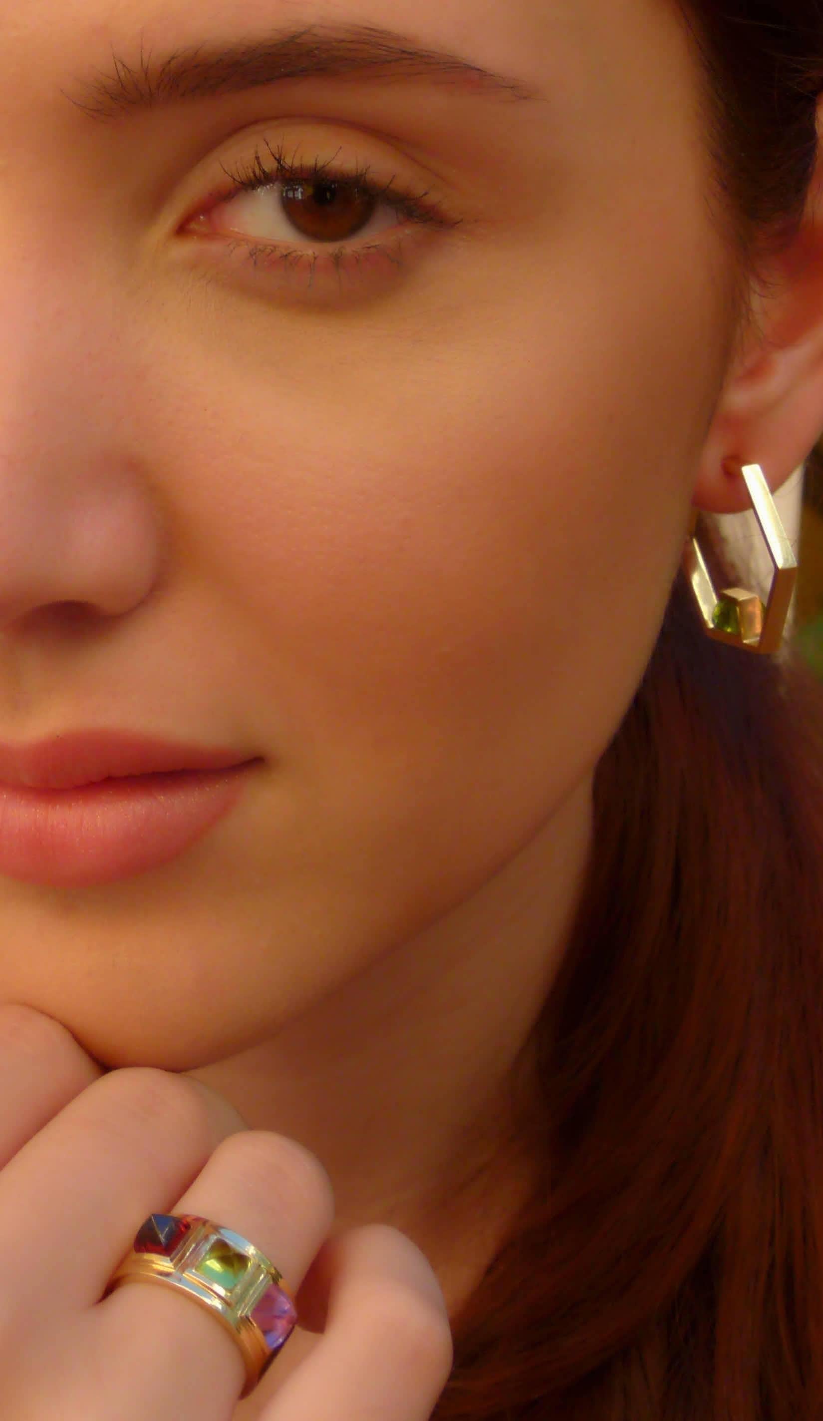 Contemporary Sustainable 18 Karat Rose Gold Green Peridot Geometric Hoop Earrings For Sale