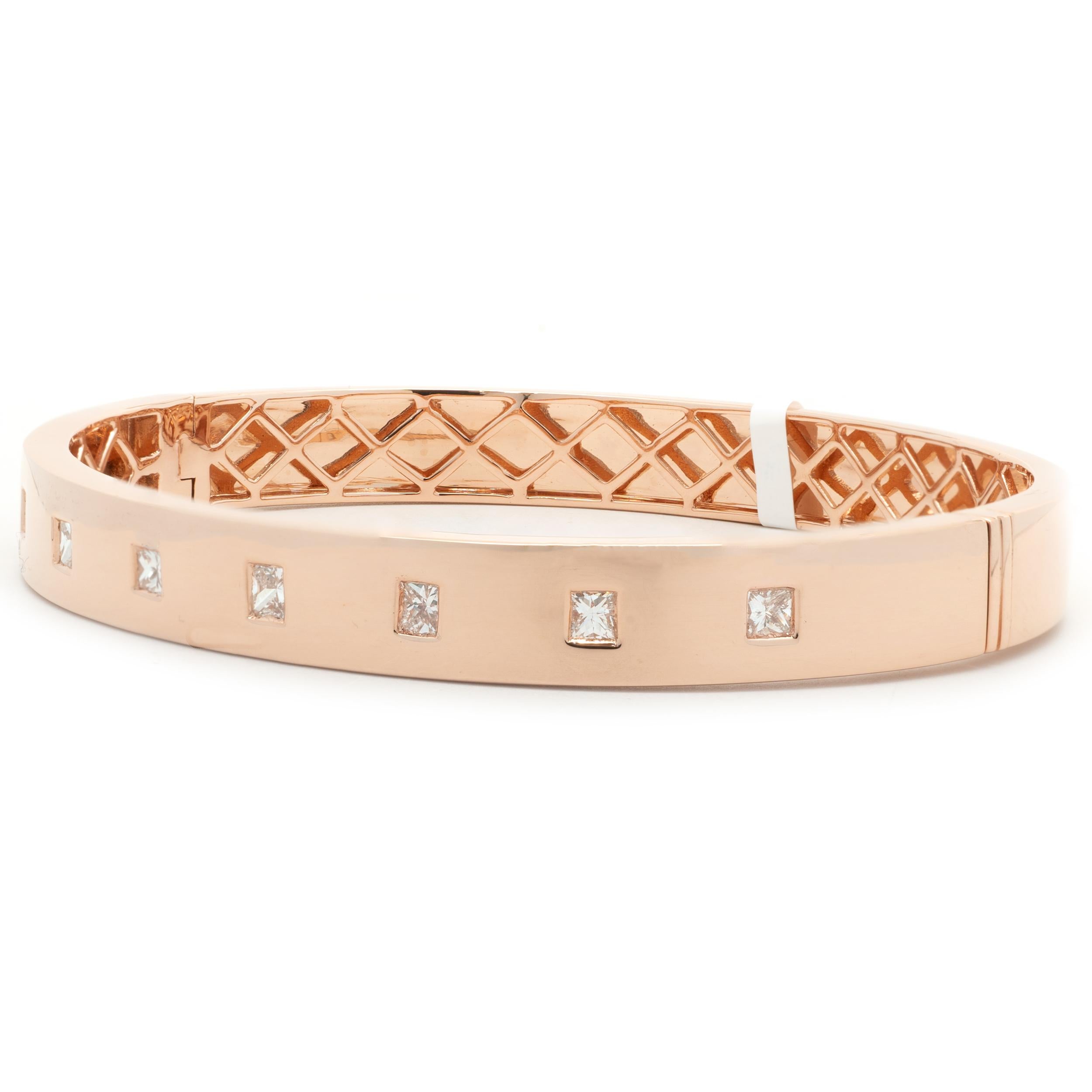 Designer: kundenspezifisch
MATERIAL: 18K Roségold
Diamanten: 8 Prinzessinnenschliff = 1,30cttw
Farbe: G
Klarheit: VS2
Abmessungen: Das Armband passt an ein Handgelenk von bis zu 7 Zoll
Gewicht: 21,28 Gramm

