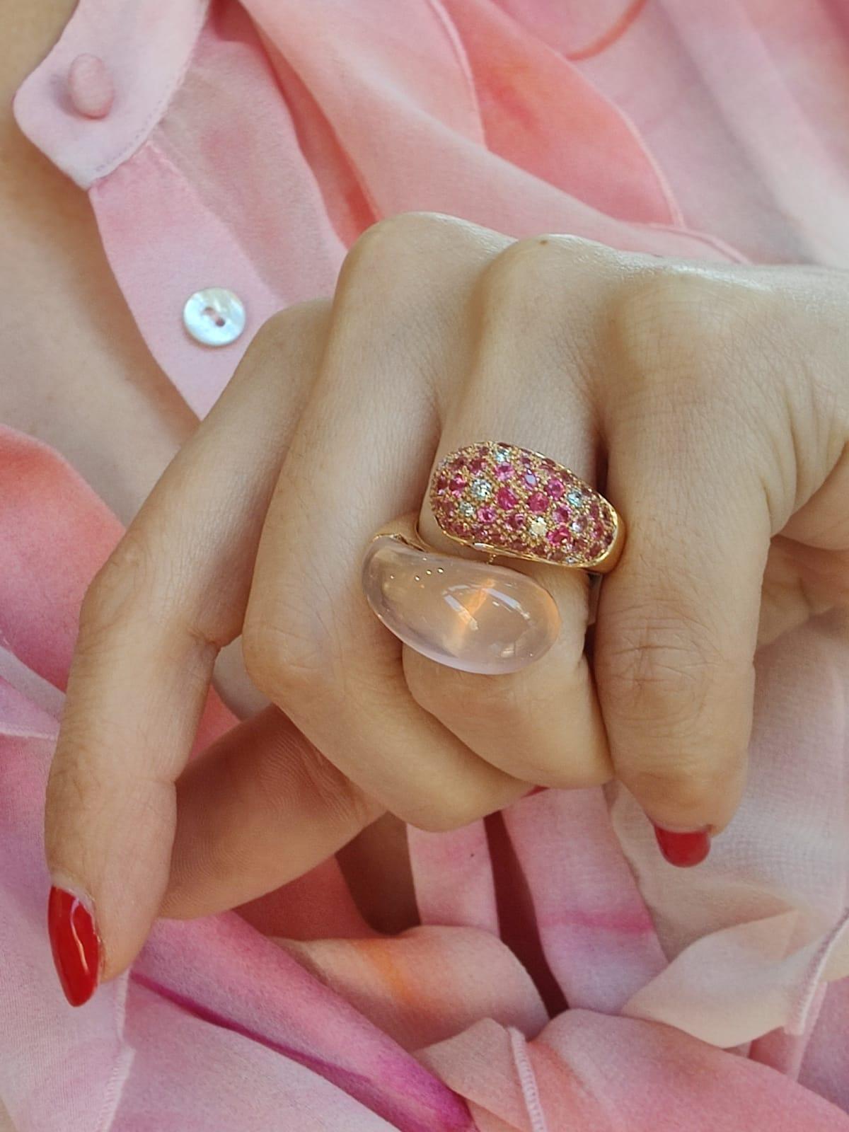 De las mujeres Anillo de oro rosa de 18 quilates Cuarzo rosa esculpido, zafiro rosa y diamantes en venta