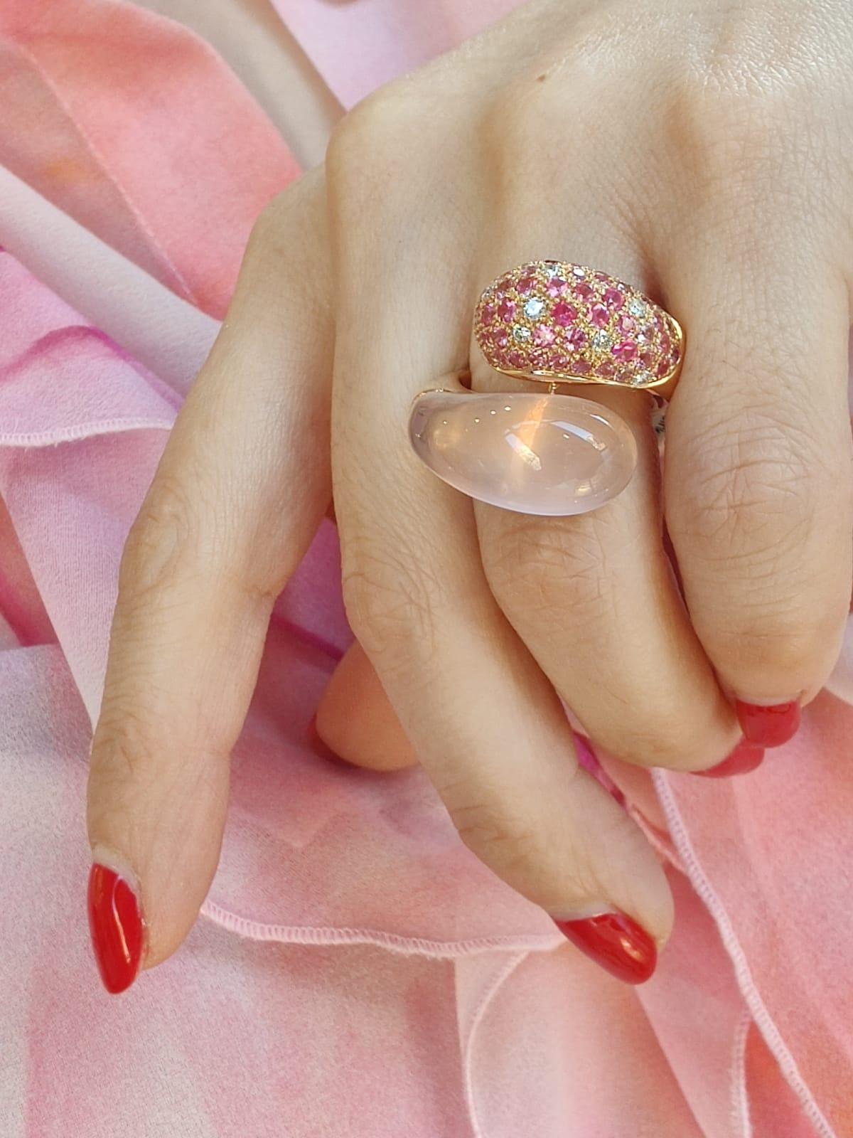 Anillo de oro rosa de 18 quilates Cuarzo rosa esculpido, zafiro rosa y diamantes en venta 1