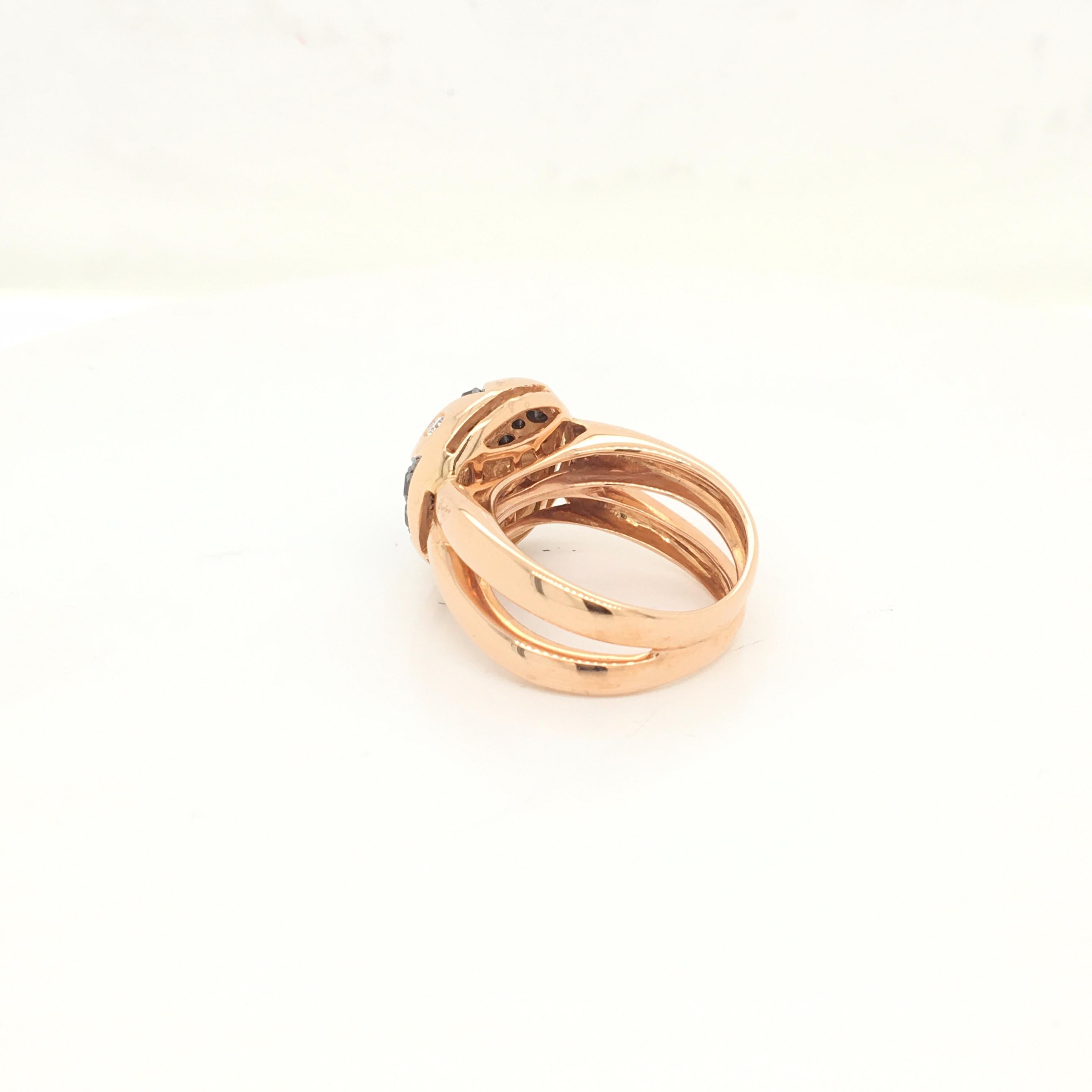 Round Cut 18 Karat Rose Gold Ring Set with Black and White Diamonds Made in Italy For Sale
