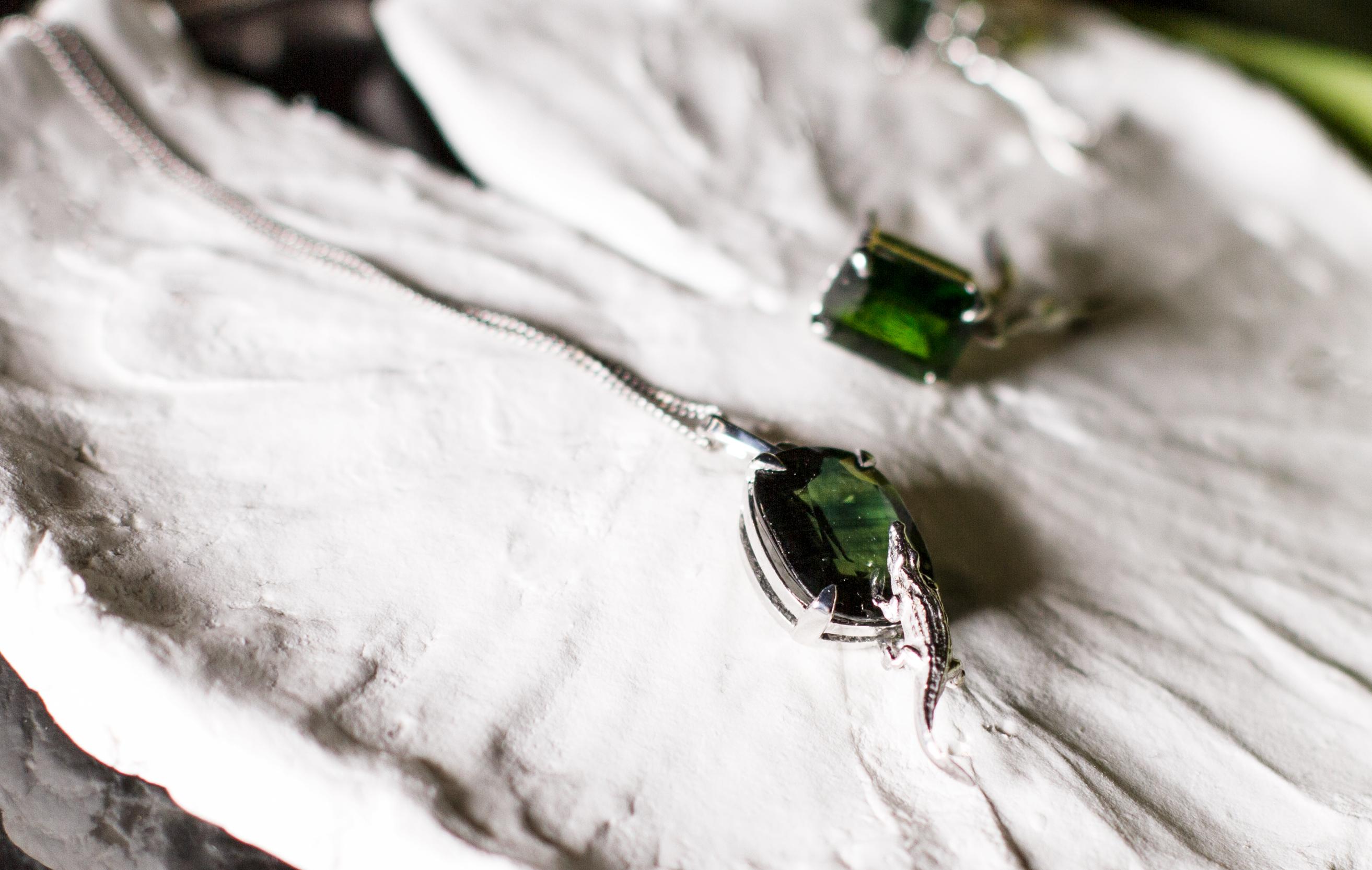 Achtzehn Karat Roségold Ring mit natürlichem Smaragd im Kissenschliff im Angebot 4