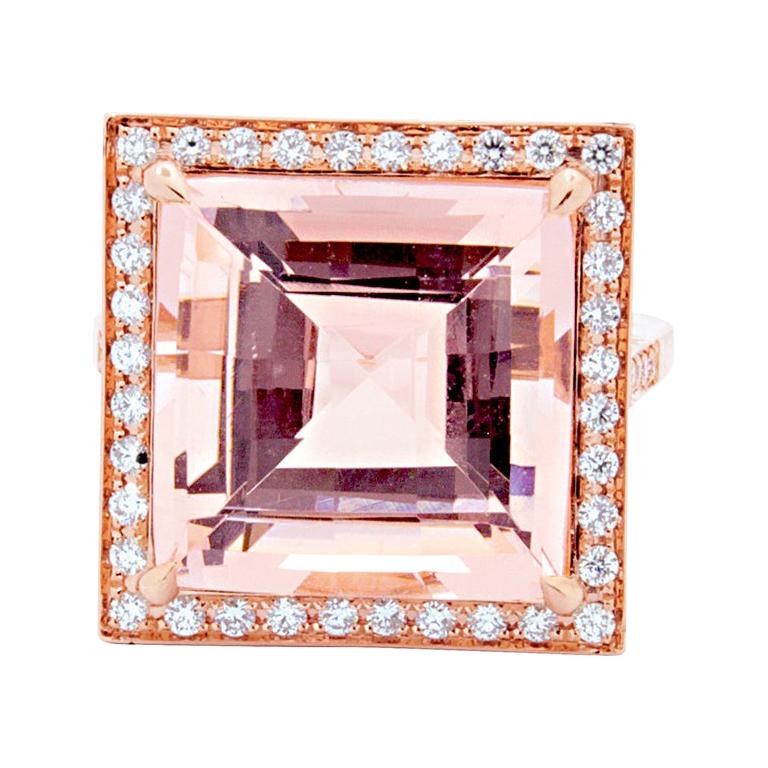 18 Karat Rose Gold Ring with Brilliant Cut White and Blue Diamonds and Morganite For Sale