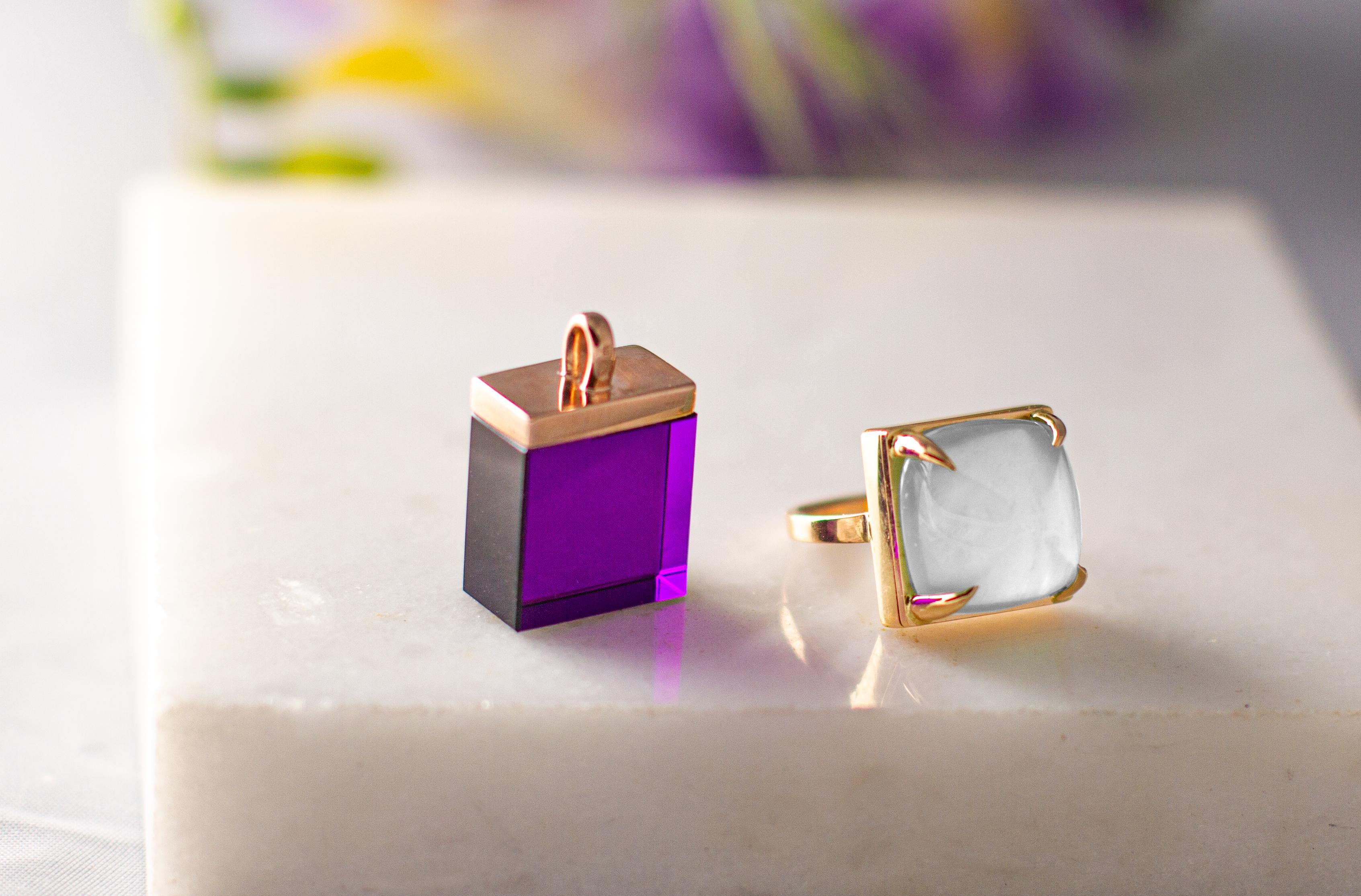 This ring is made of 18 karat rose gold and sugarloaf cut quartz. This ring can be personally signed. 

When for most of the gem it works the way: the smaller prongs the better. This is the shape and size of the gem that we really enjoy to see