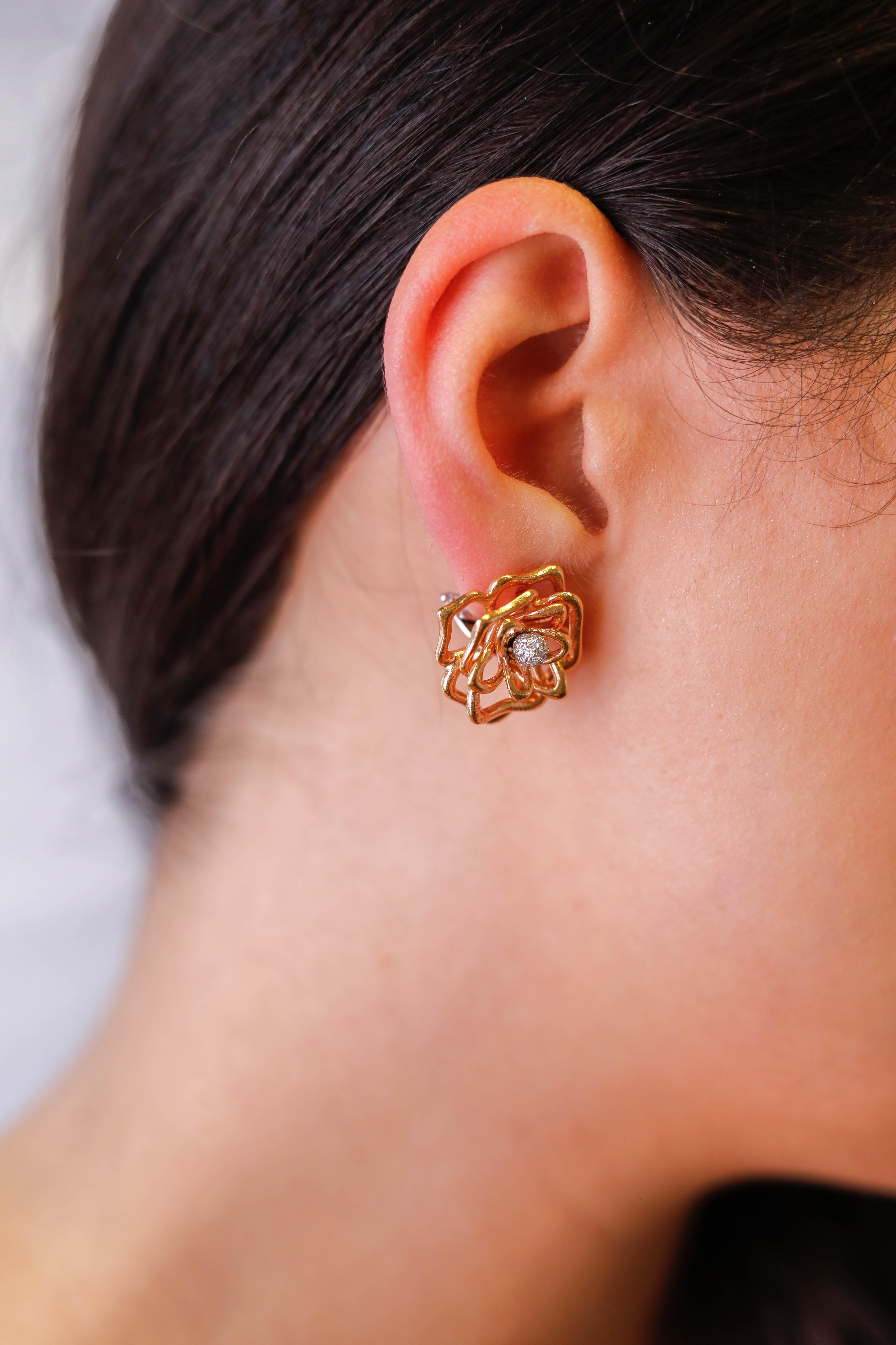 Women's 1/3 TCW Diamond Accent Cluster Intricate Flower Earrings 18 karat Rose Gold For Sale