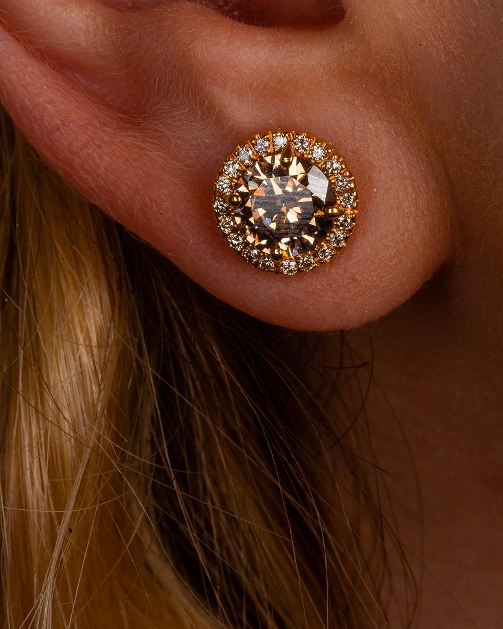 Ces superbes boucles d'oreilles en or rose 18 carats sont issues de notre collection Divine. Ces boucles d'oreilles sont créées à partir de 2 diamants ronds bruns naturels d'un total de 3,20 carats décorés par des diamants ronds naturels incolores
