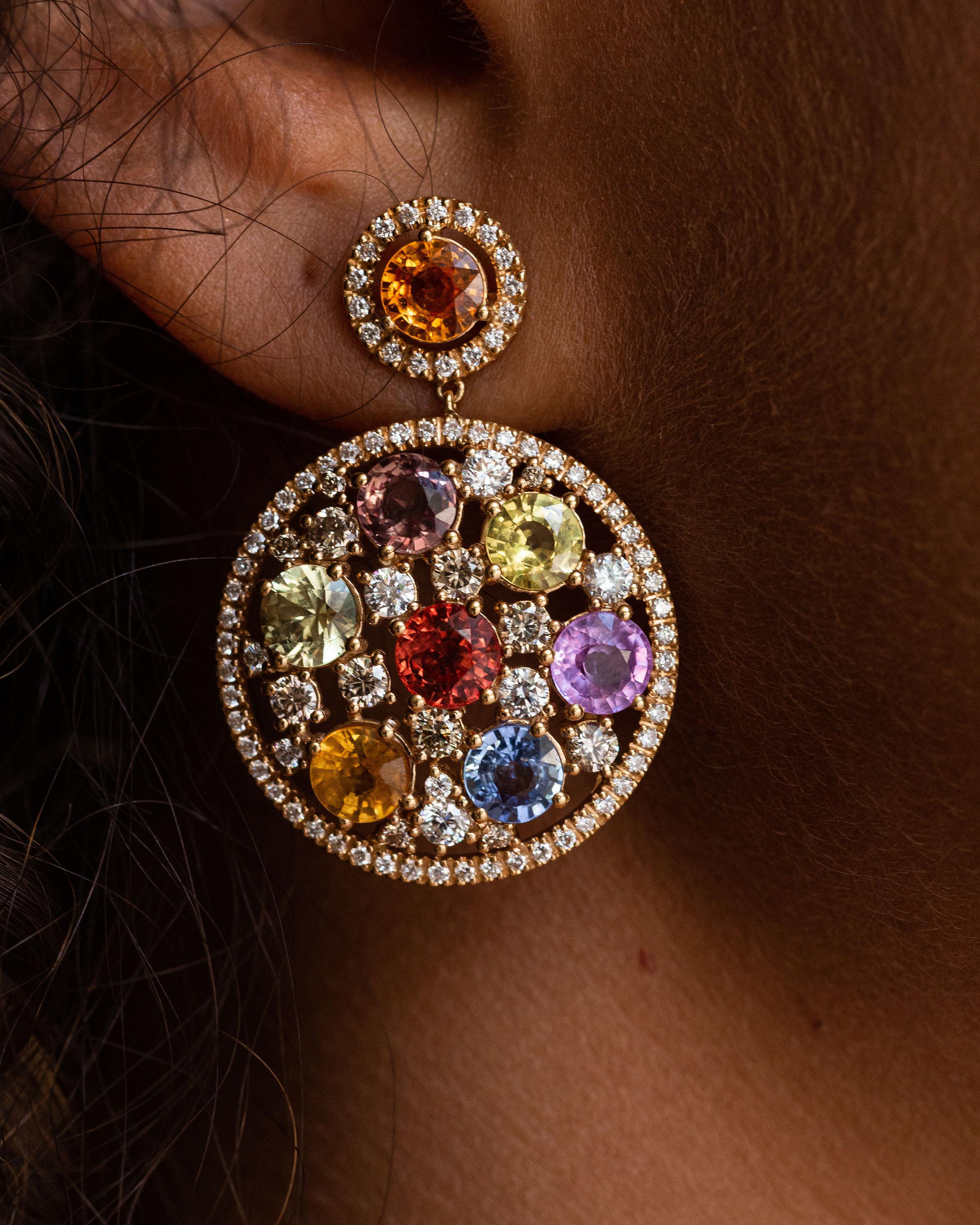 Ces superbes boucles d'oreilles en or rose 18 carats font partie de notre collection Riad. Ces boucles d'oreilles à clous sont fabriquées en saphirs de forme ronde multicolores d'un total de 10,0 carats et en diamants blancs ronds naturels d'un