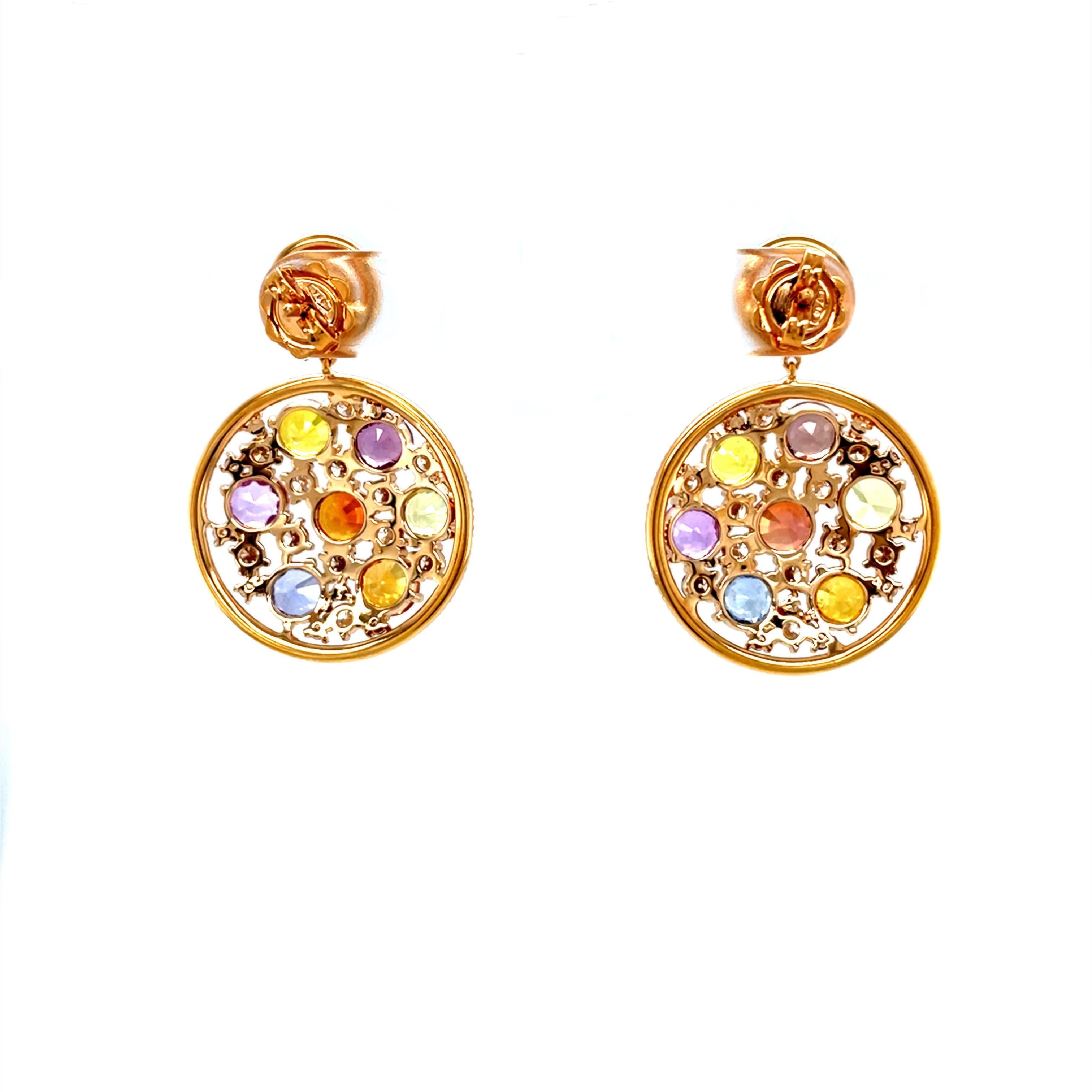 Boucles d'oreilles en goutte en or rose 18 carats avec diamants ronds et saphirs multicolores en vente 1