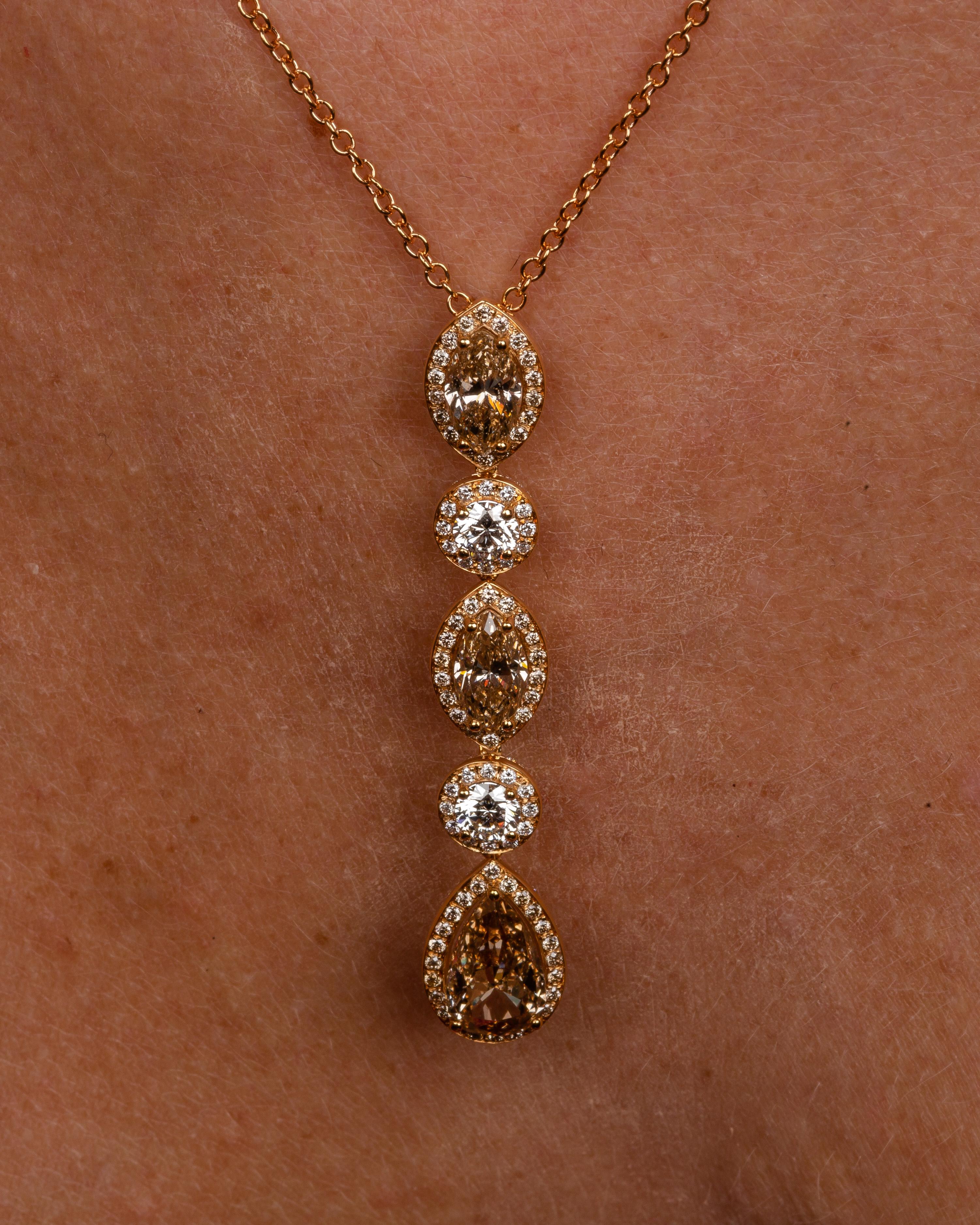 Dieser elegante Anhänger aus 18 Karat Roségold ist aus unserer Divine Collection. Er besteht aus einem braunen Diamanten in Birnenform mit insgesamt 2,02 Karat, 2 braunen Diamanten in Marquiseform mit insgesamt 1,85 Karat und 2 farblosen Diamanten