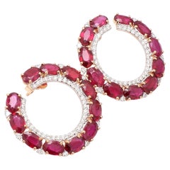 Orecchini a cerchio contemporanei in oro rosa 18 carati con rubino e diamante da 12,72 carati