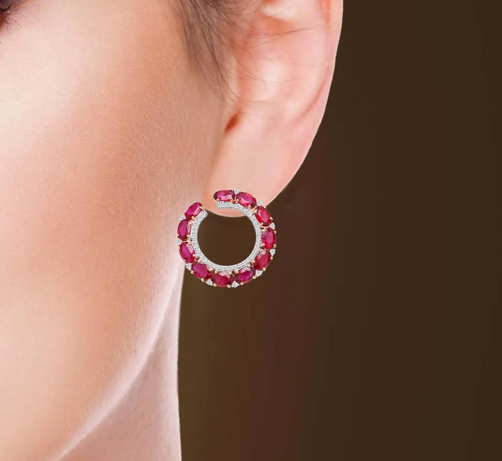 Taglio ovale Orecchini a cerchio contemporanei in oro rosa 18 carati con rubino e diamante da 12,72 carati in vendita