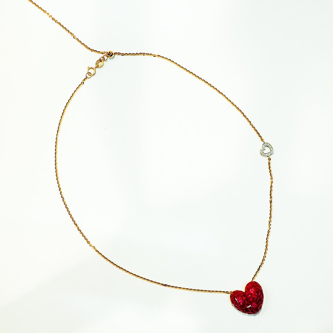 Moderne Pendentif en forme de cœur en or rose 18 carats, rubis et diamants, avec sertissage invisible en vente