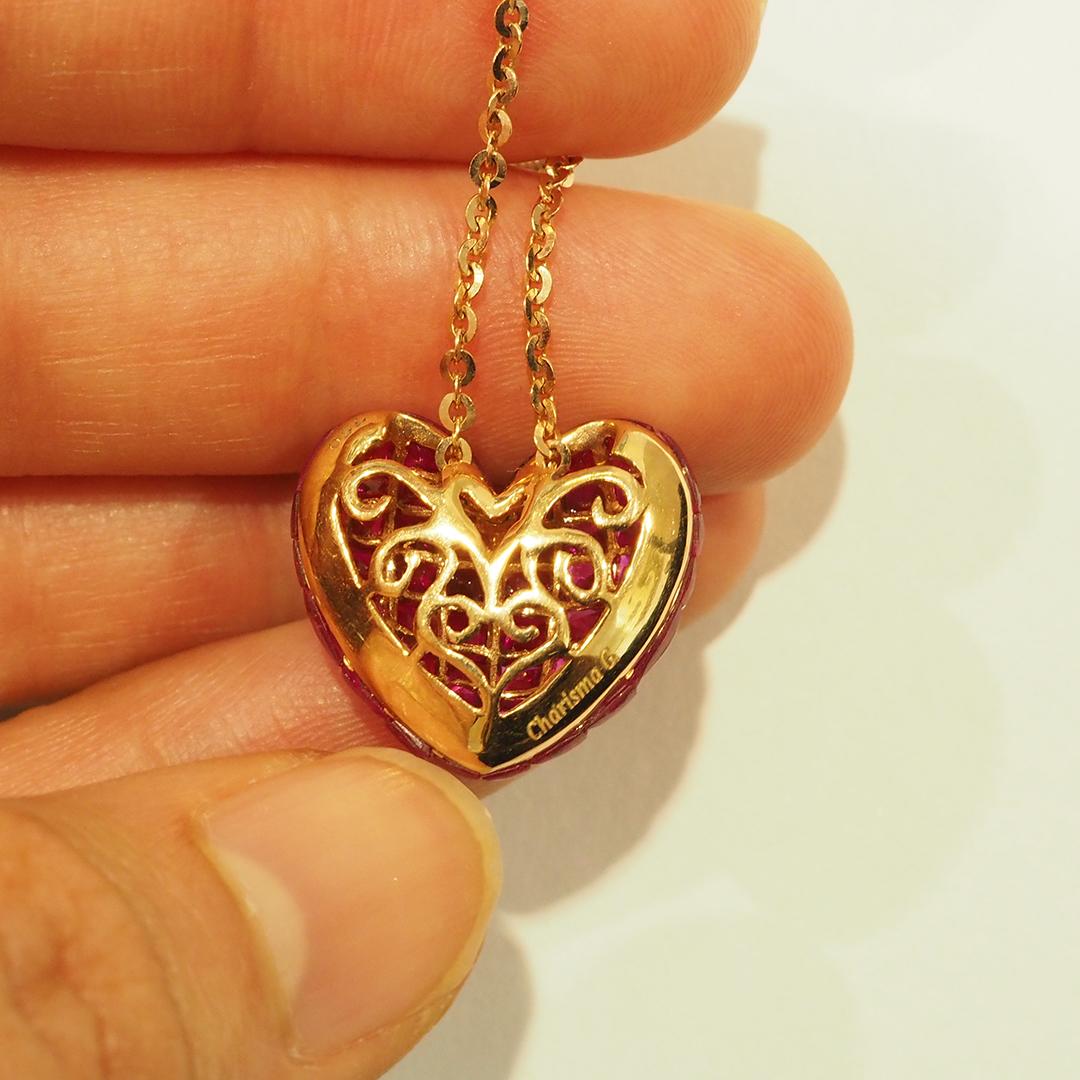 Taille ronde Pendentif en forme de cœur en or rose 18 carats, rubis et diamants, avec sertissage invisible en vente