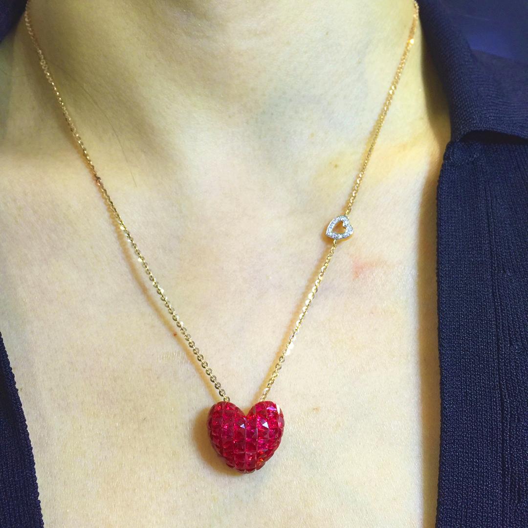 Pendentif en forme de cœur en or rose 18 carats, rubis et diamants, avec sertissage invisible en vente 1