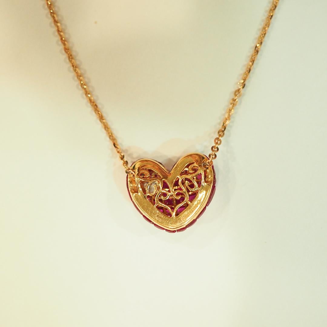 Taille ronde Pendentif en forme de cœur en or rose 18 carats, rubis et diamants, monture invisible en vente