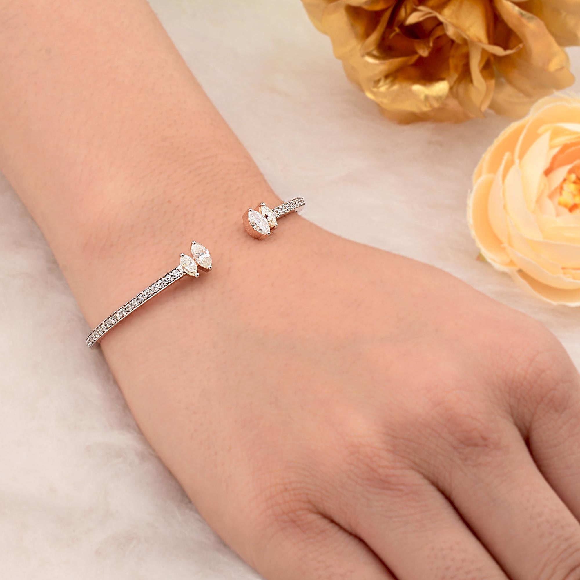 Fabriqué en or 18 carats, ce bracelet exquis est serti de 2,30 carats de diamants étincelants.

Suivez la vitrine de Spectrum Jewels pour découvrir la dernière collection et les pièces exclusives. Spectrum Jewels est fièrement classé parmi les