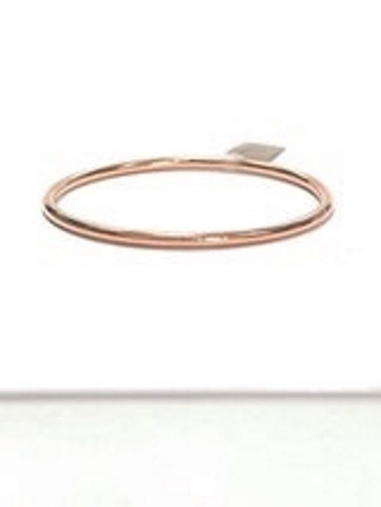 Bracciale in oro rosa 18kt
Questo bracciale esprime la perfetta armonia tra eleganza e semplicità, incarnando la bellezza senza tempo del design minimalista. Realizzato interamente in oro rosa 18kt, presenta una linea sottile e raffinata che avvolge