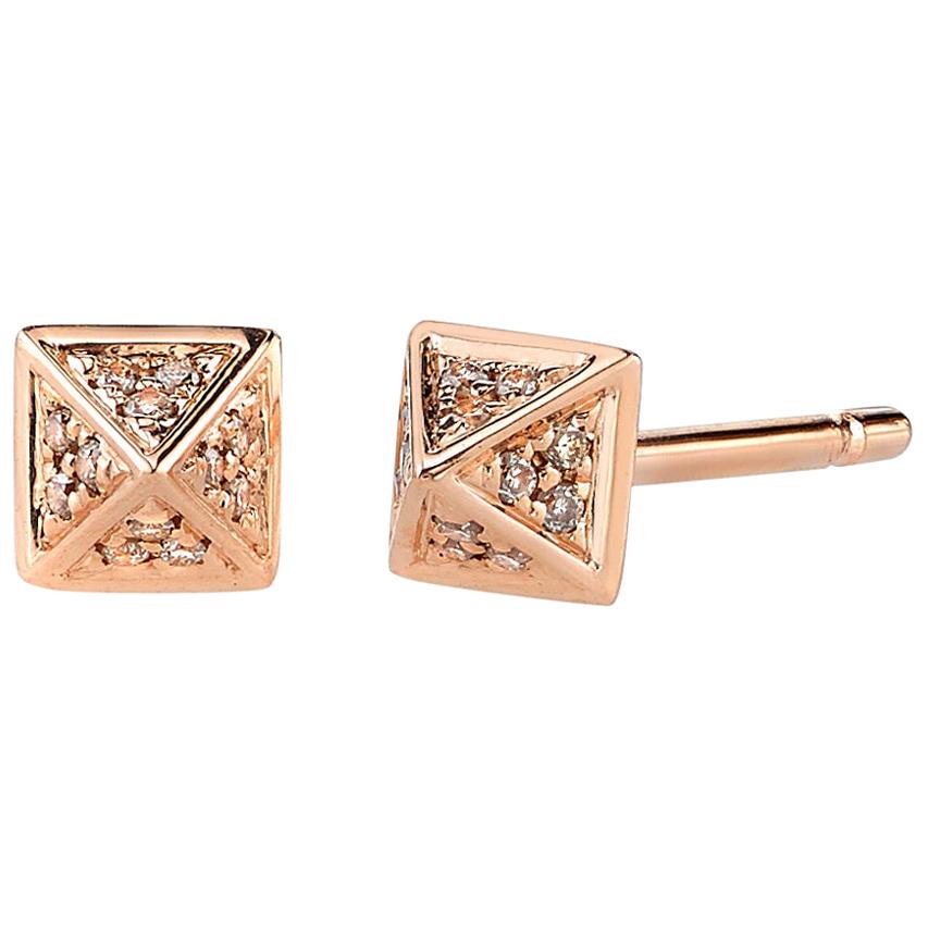 Clous d'oreilles pyramides en or rose 18 carats avec petits diamants bruns pavés en vente