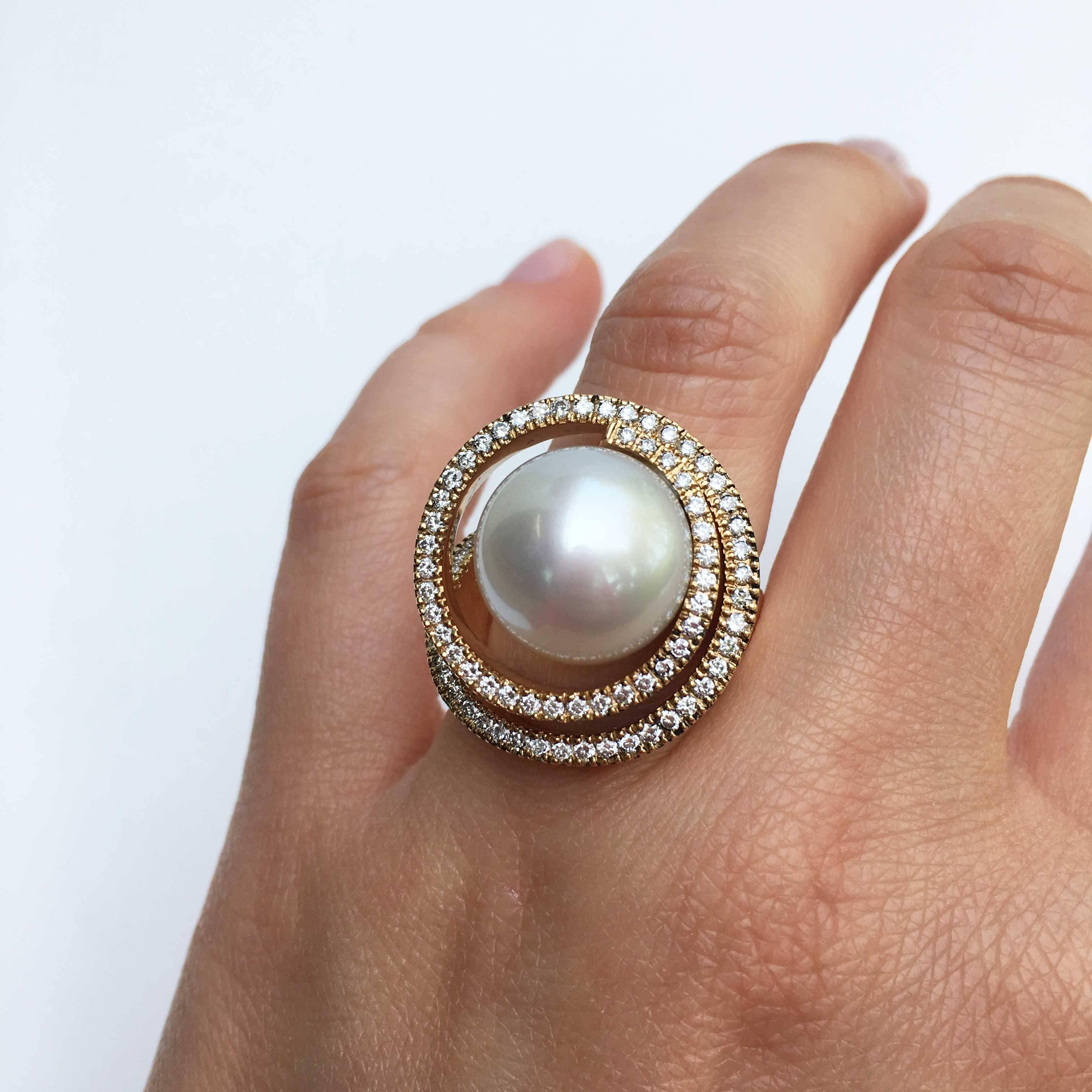 What a beautiful South Sea cultured pearl in very fine white color and top quality,
14,5 -15mm in diameter
All polished Rosegold 18 Karat in a very solid make (made in Germany) circled by 76 Diamonds ( full cut ) in Top Wesselton, G, vs with a total
