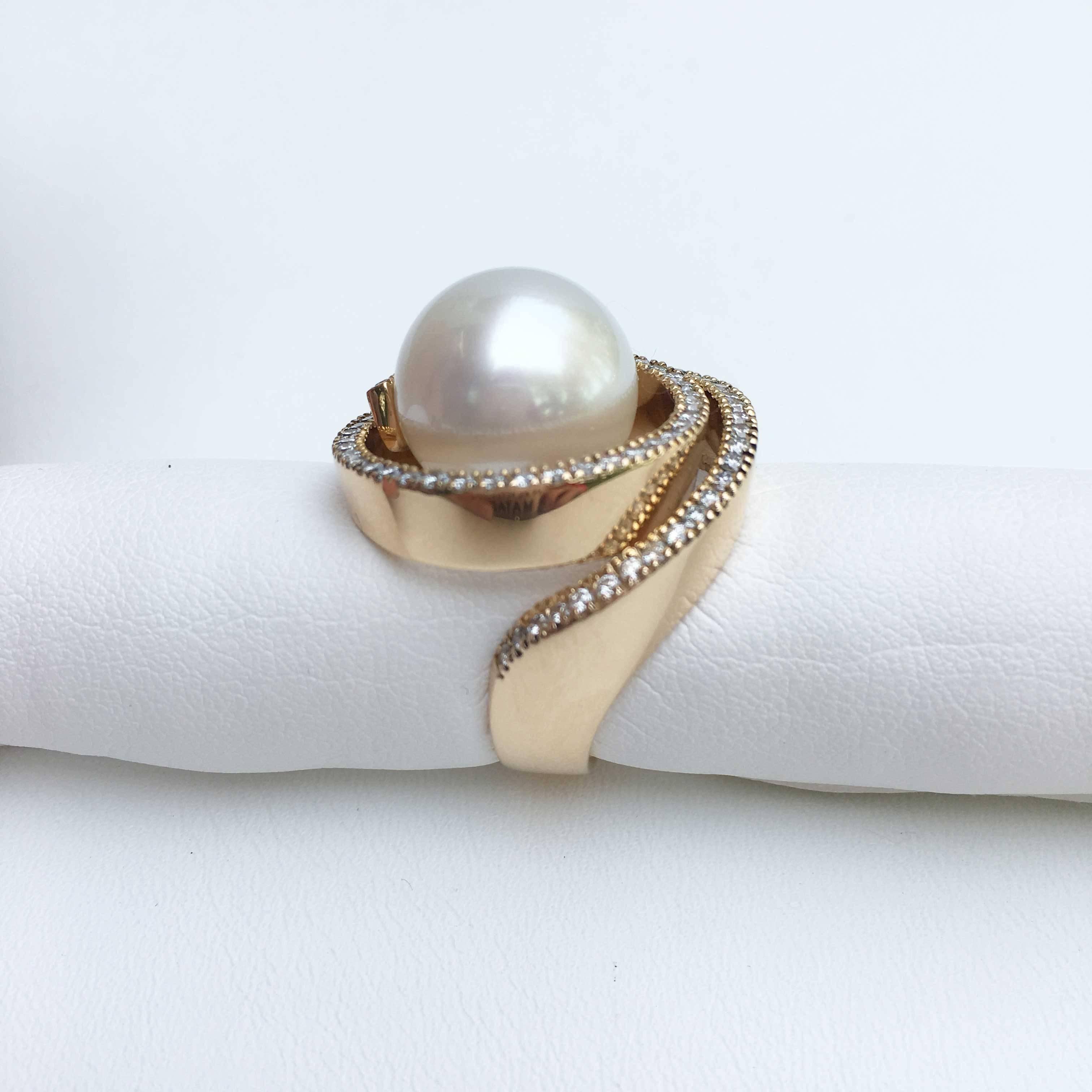 18 Karat Rose Gold South Sea Cultured Pearl and Diamond Cocktail Ring In New Condition For Sale In Wiernsheim, DE
